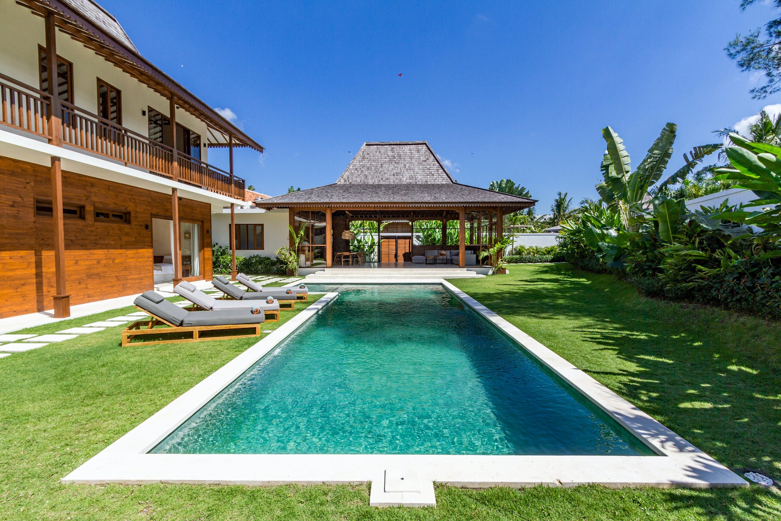 Joglo Bukit Bali: Spacious 9-Bedroom Apartment with Two Pools, Bali
