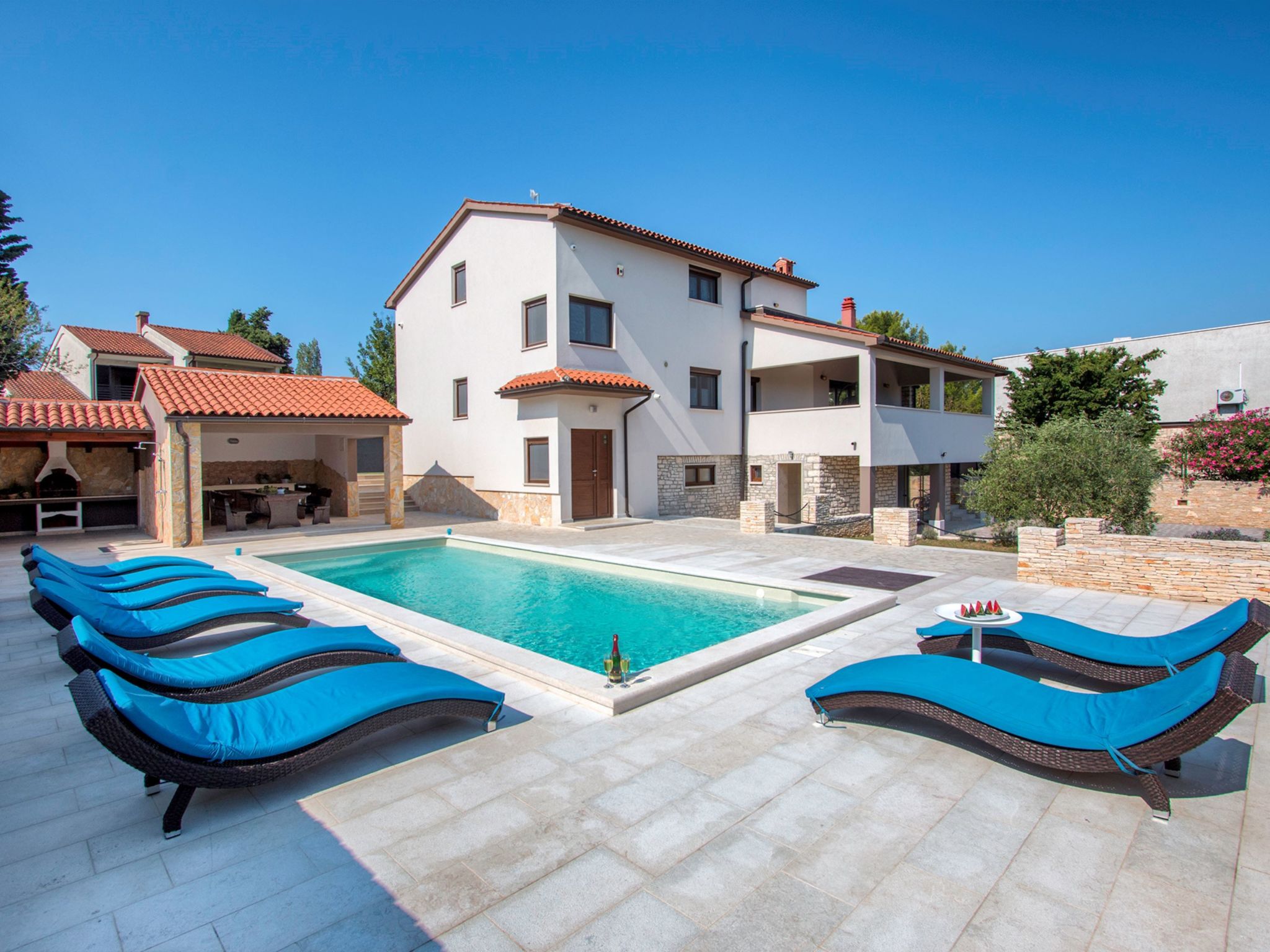 Kuća Adris Premantura: Spectacular 5-Bedroom Family Villa with Private Pool Near Kamenjak Nature Park