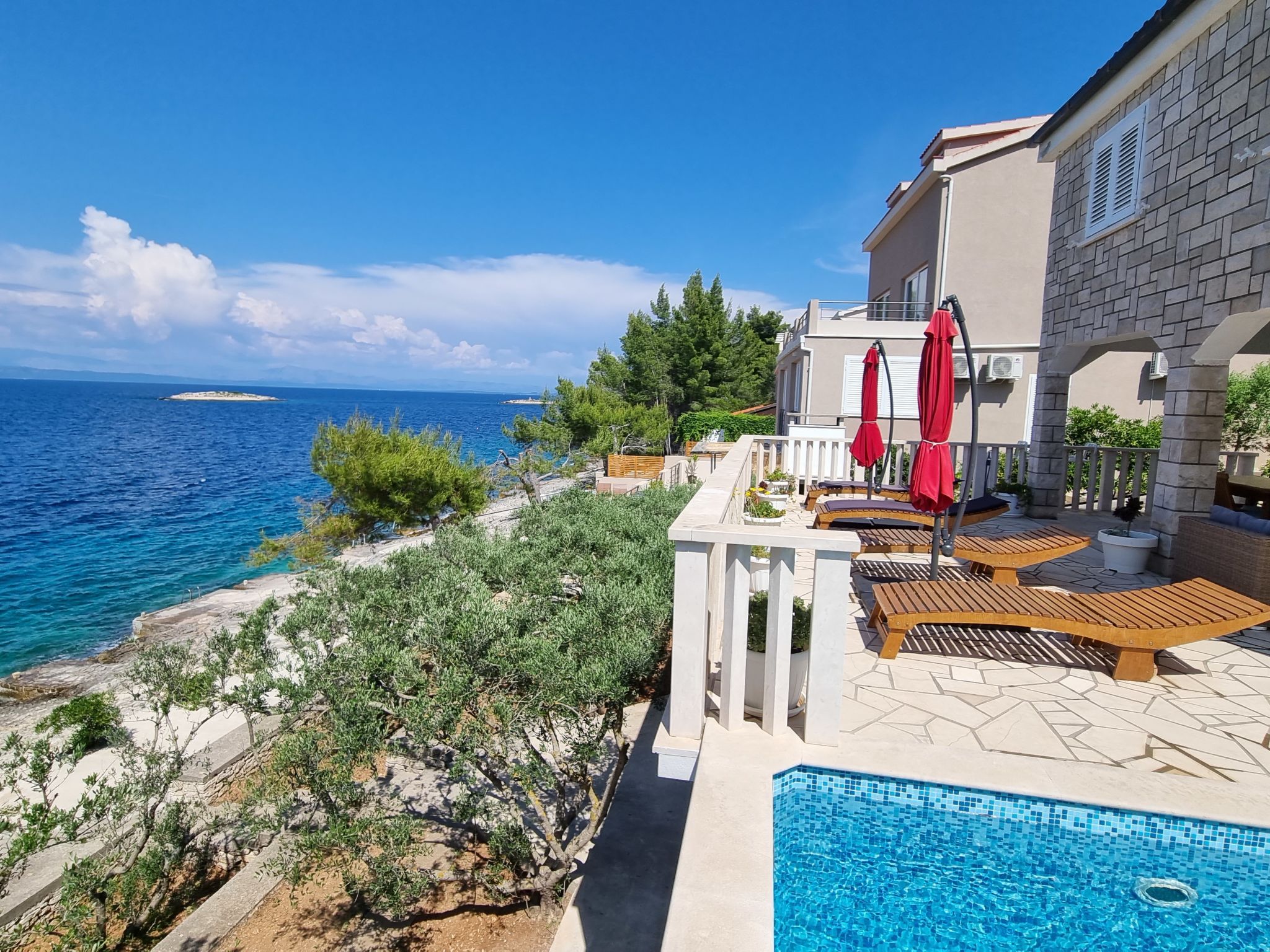 Kuća Bora Korčula: Stunning 2-Bedroom Villa with Private Pool Just Steps from the Sea in Korčula Croatia