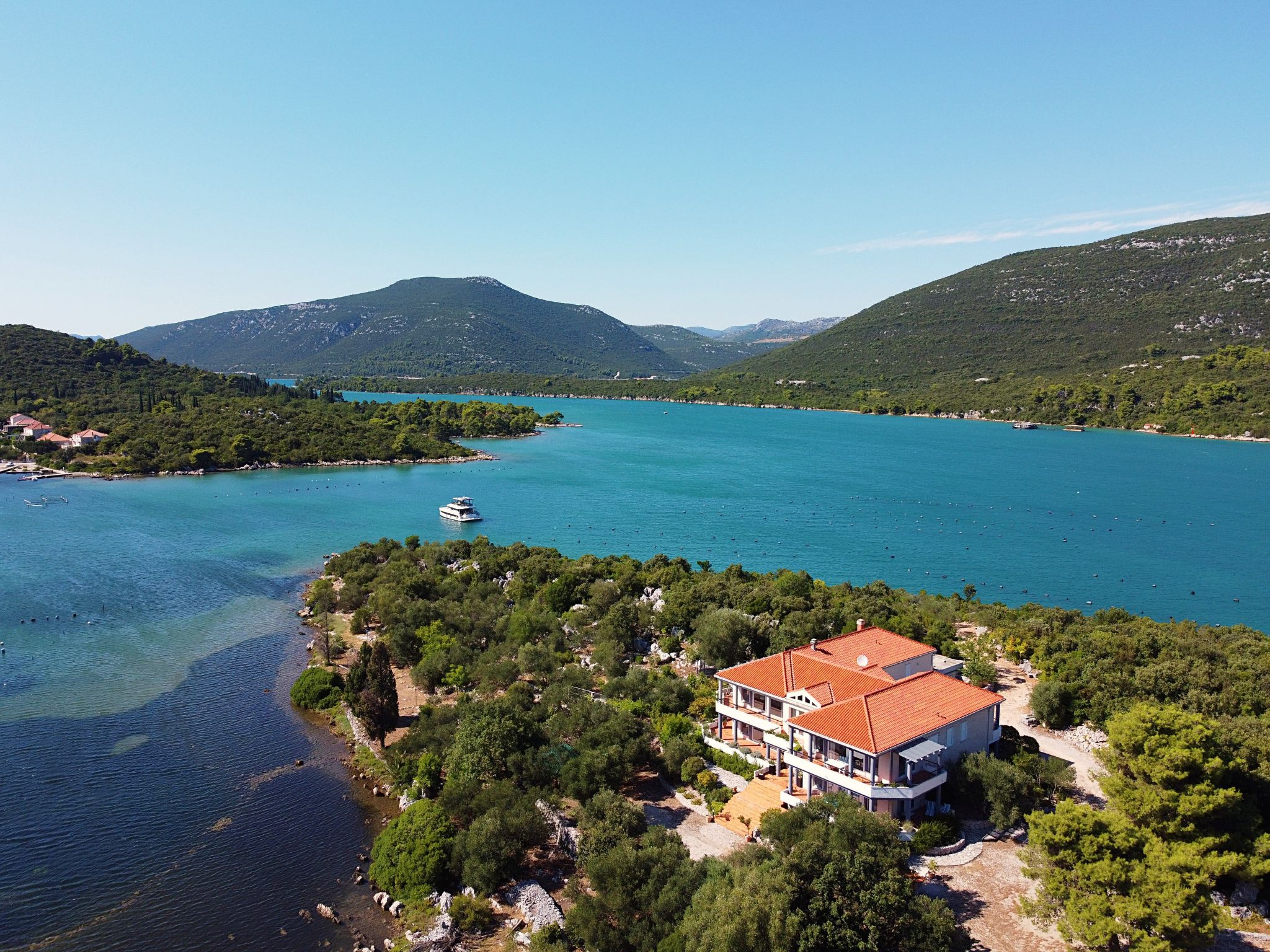 Kuca Bura Ston: Stunning 4-Bedroom Villa with Sea Views and Spa Baths near Ancient City Walls