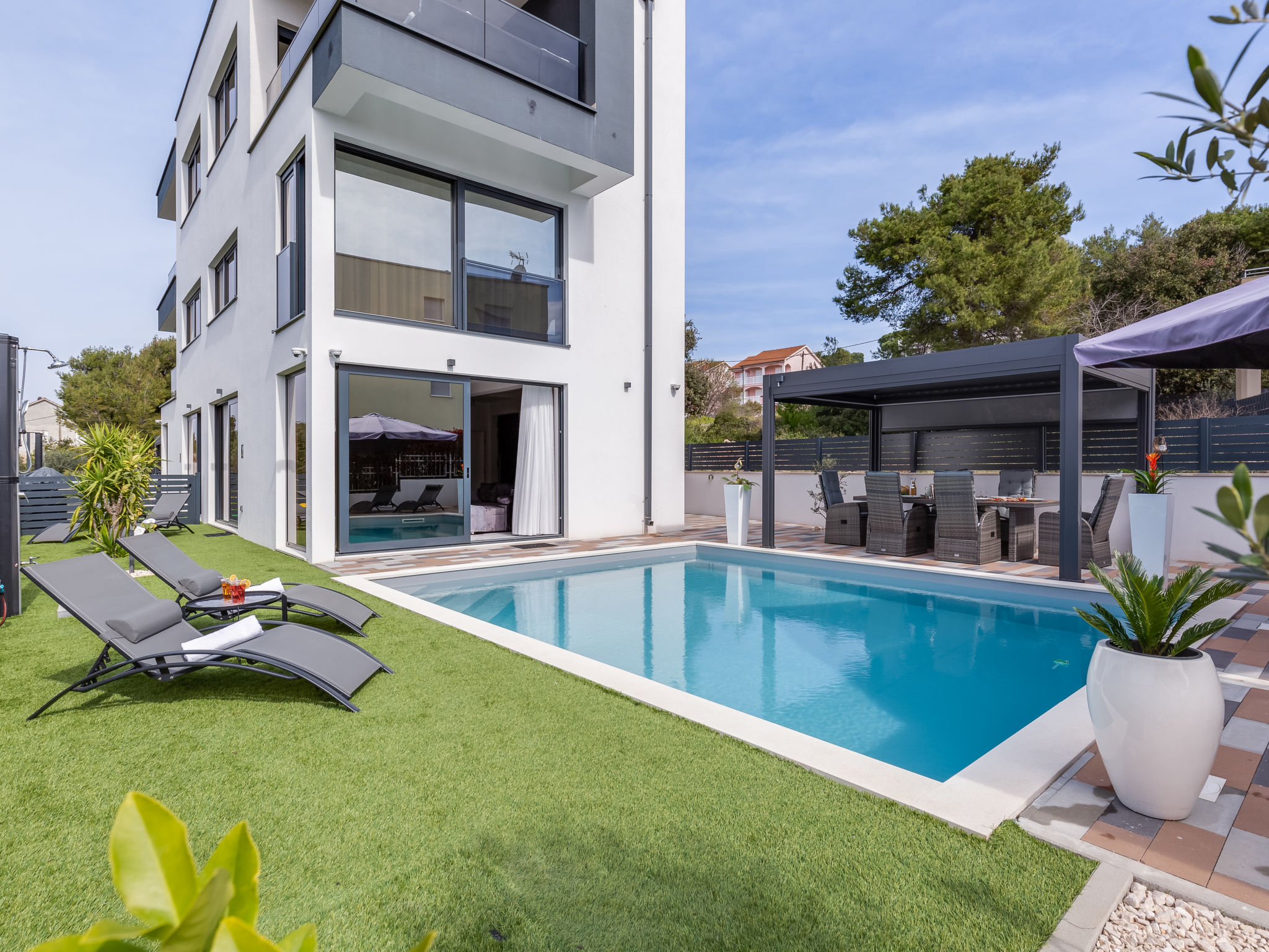 Kuća Bura Zadar: Stunning Three-Bedroom Villa with Private Pool and Rooftop Hot Tub in Bibinje near Zadar