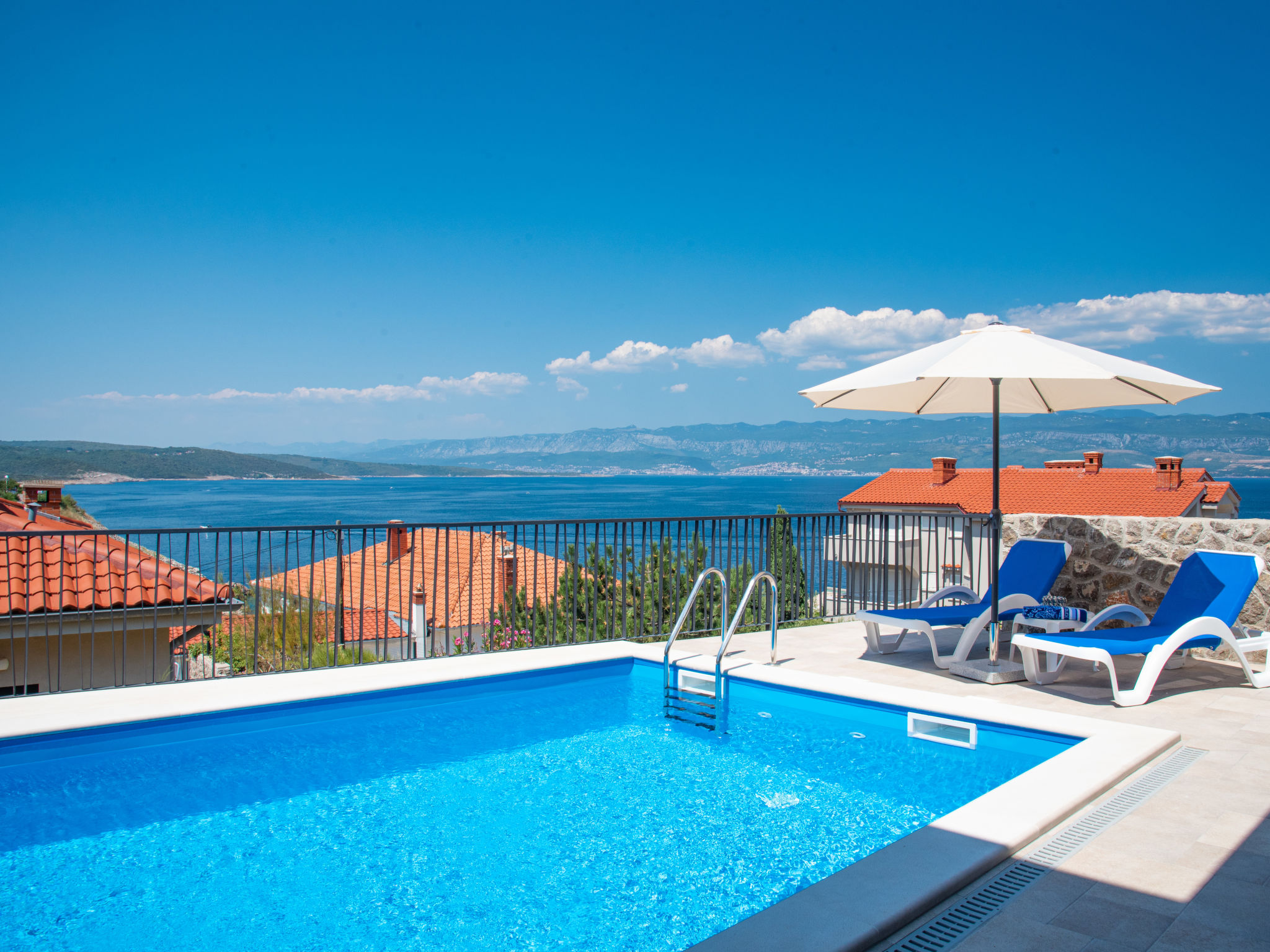 Kuća Glagolitic Krk: Stunning 2-Bedroom Beachfront Villa with Private Pool and Sea Views in Croatia