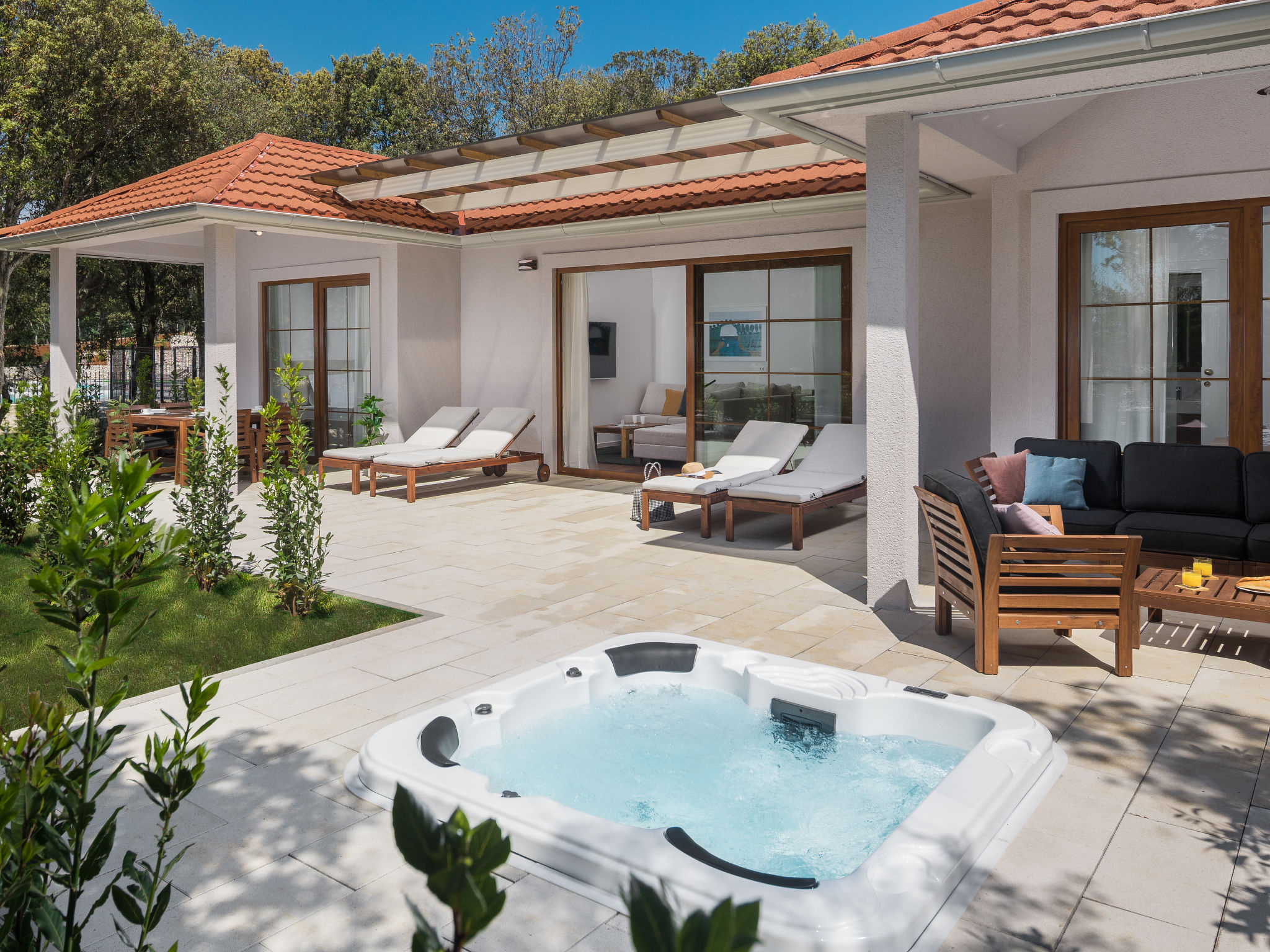 Kuća Jugoistok Rovinj: Modern 2-Bedroom Villa with Hot Tub at Mon Perin Resort Croatia