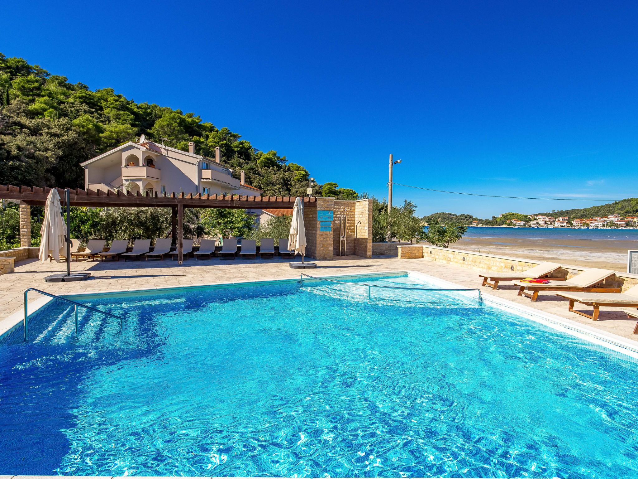 Kuća Kamenjak Kampor: Beautiful 2-Bedroom Holiday Villa with Heated Pool and Beachfront Access in Kampor Croatia