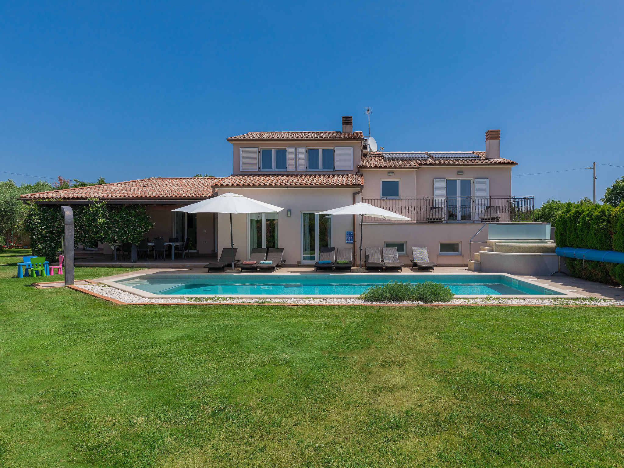 Kuća Ližnjan Pula: Stunning 4-Bedroom Croatian Villa with Heated Pool and Modern Amenities in Historic Istria