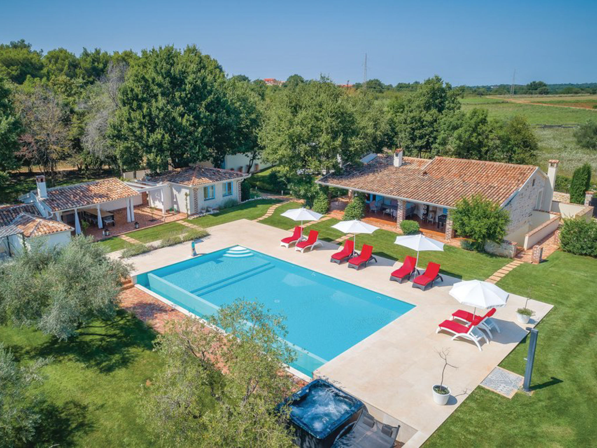 Kuća Markovica Poreč: Luxury 4-Bedroom Modern Villa with Private Pool and Hot Tub near Tar Beach