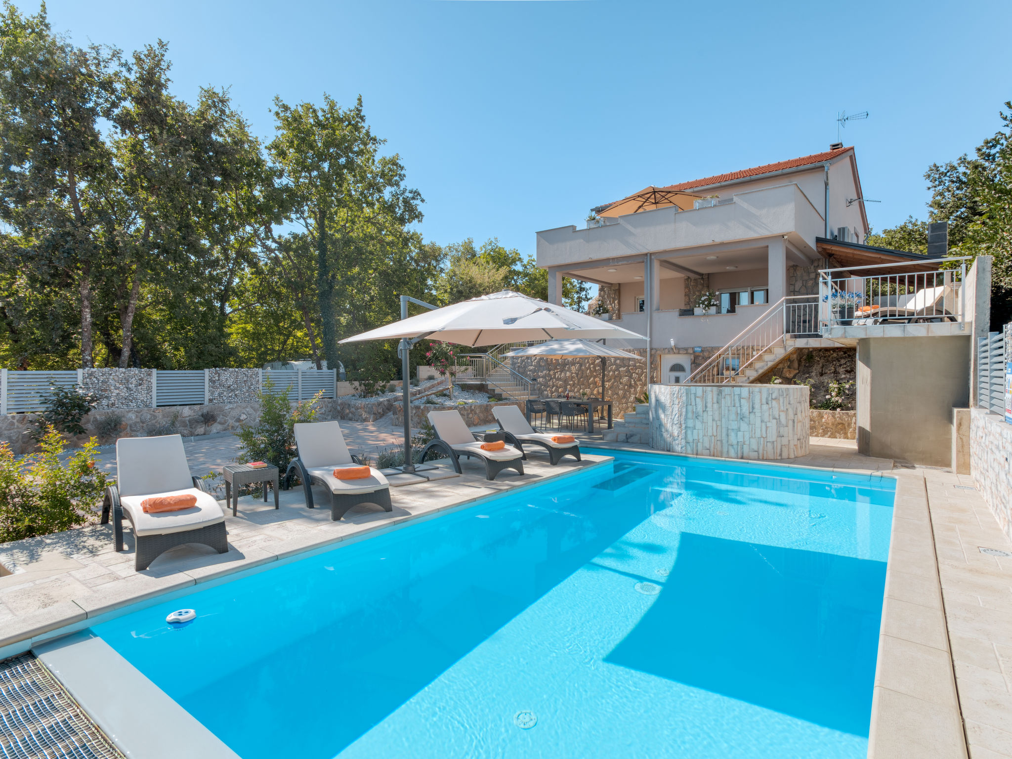 Kuća Punat Krk: Modern 4-Bedroom Family Villa with Heated Private Pool and Hot Tub near Malinska Croatia