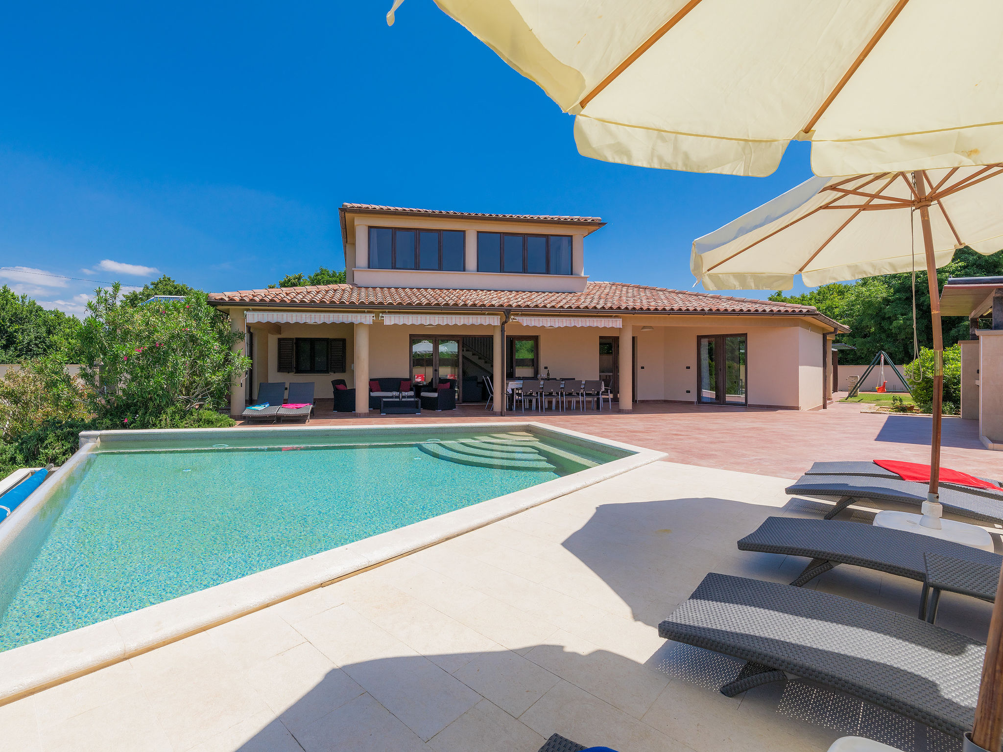 Kuća Šišan Pula: Stunning 4-Bedroom Holiday Home with Private Heated Pool and Basketball Court Near Pula