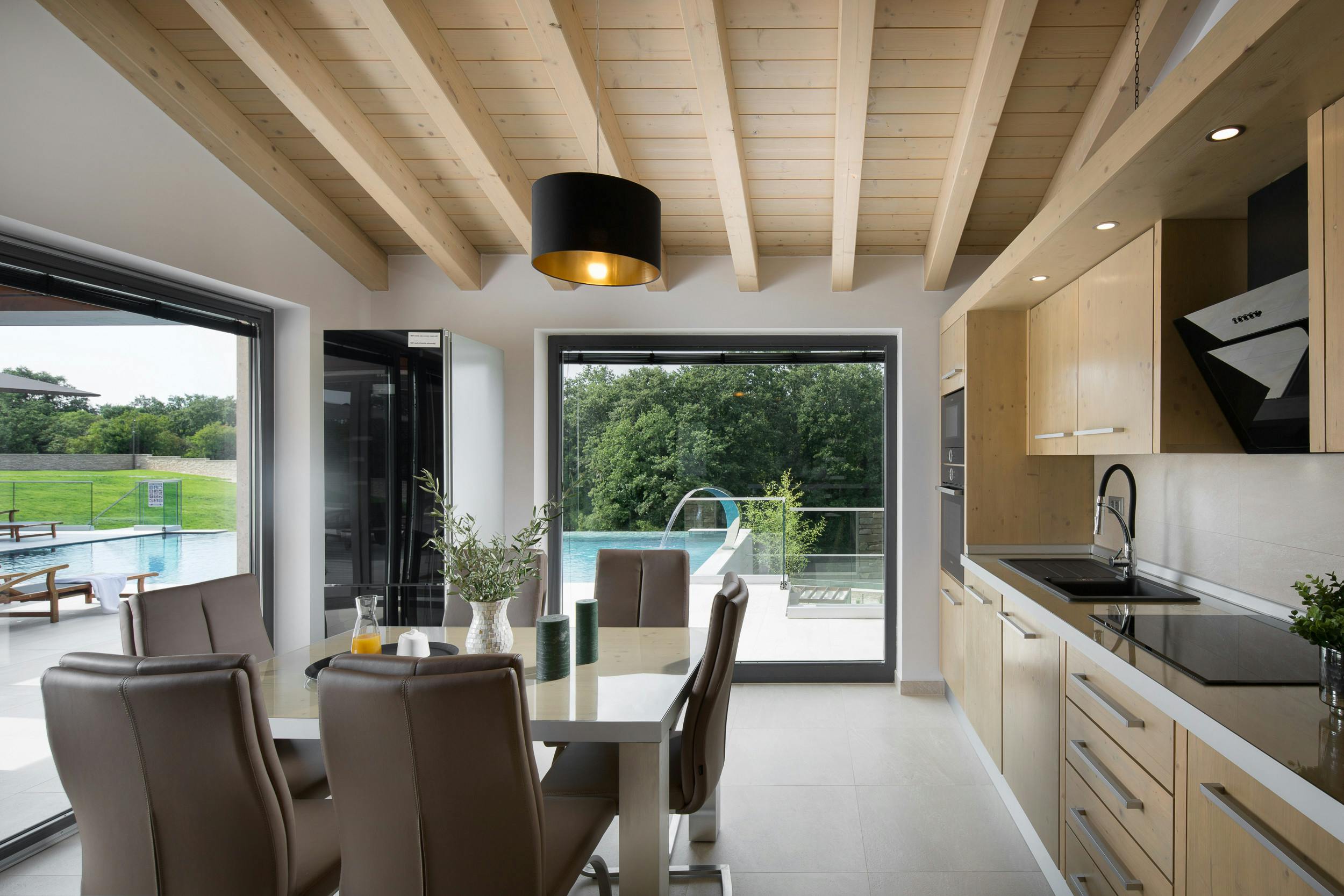 Kuća Svetvinčenat Istria: Spacious 7-Bedroom Apartment with Infinity Pool and Sauna, Istria