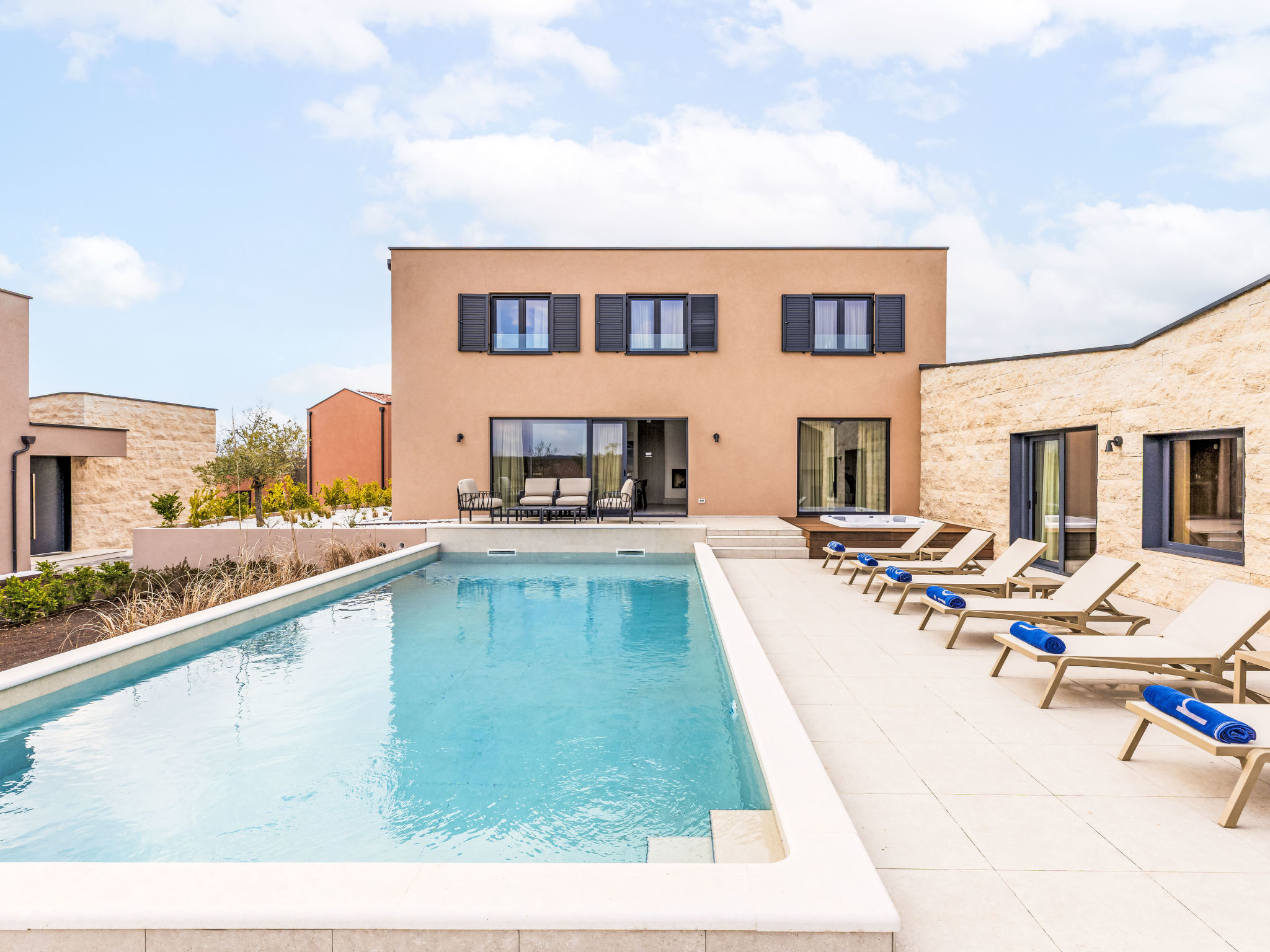 Kuća Vrtlište Tinjan: Modern 5-Bedroom Villa with Private Pool and Sauna in Istrian Countryside