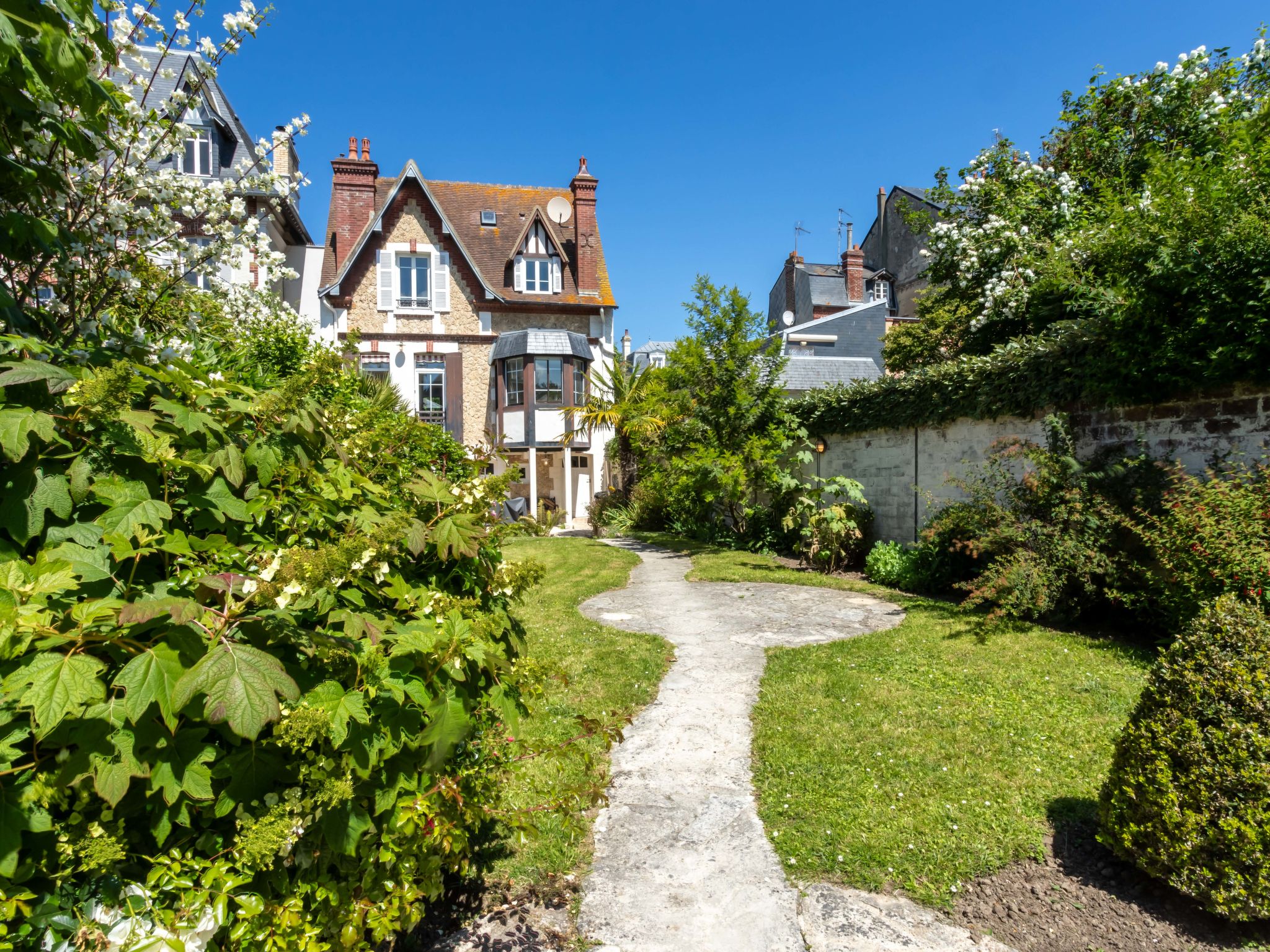 Maison Calvados Deauville: Stunning 5-Bedroom Normandy Villa Steps from Famous Planches Beach and Casino