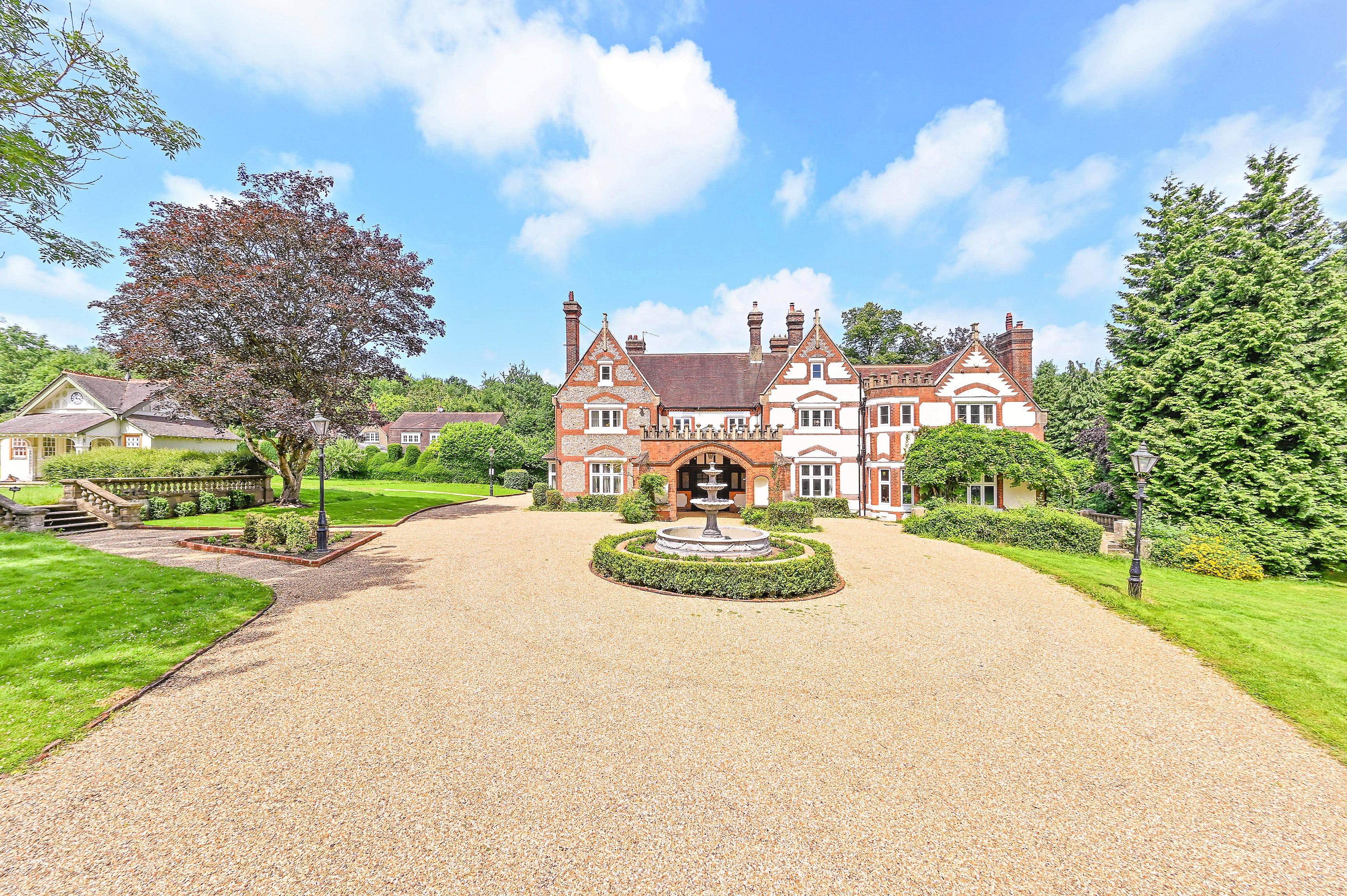Manor Box Hill: Elegant 8-Bedroom Apartment for Family Stays, Surrey Hills