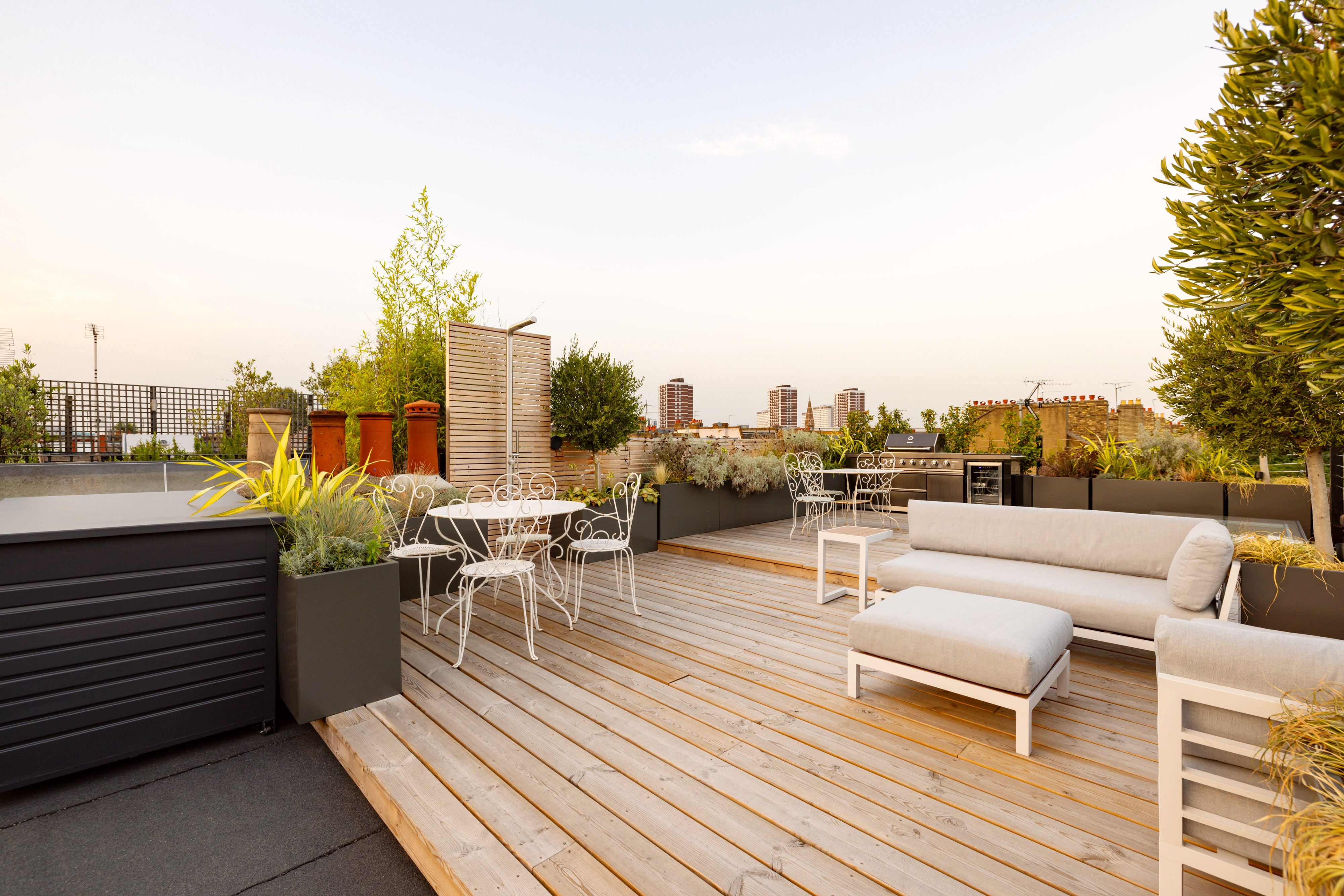 Manor Bracken Brook Green: Chic 3-Bedroom Apartment with Rooftop Patio, Apartment Rental Brook Green