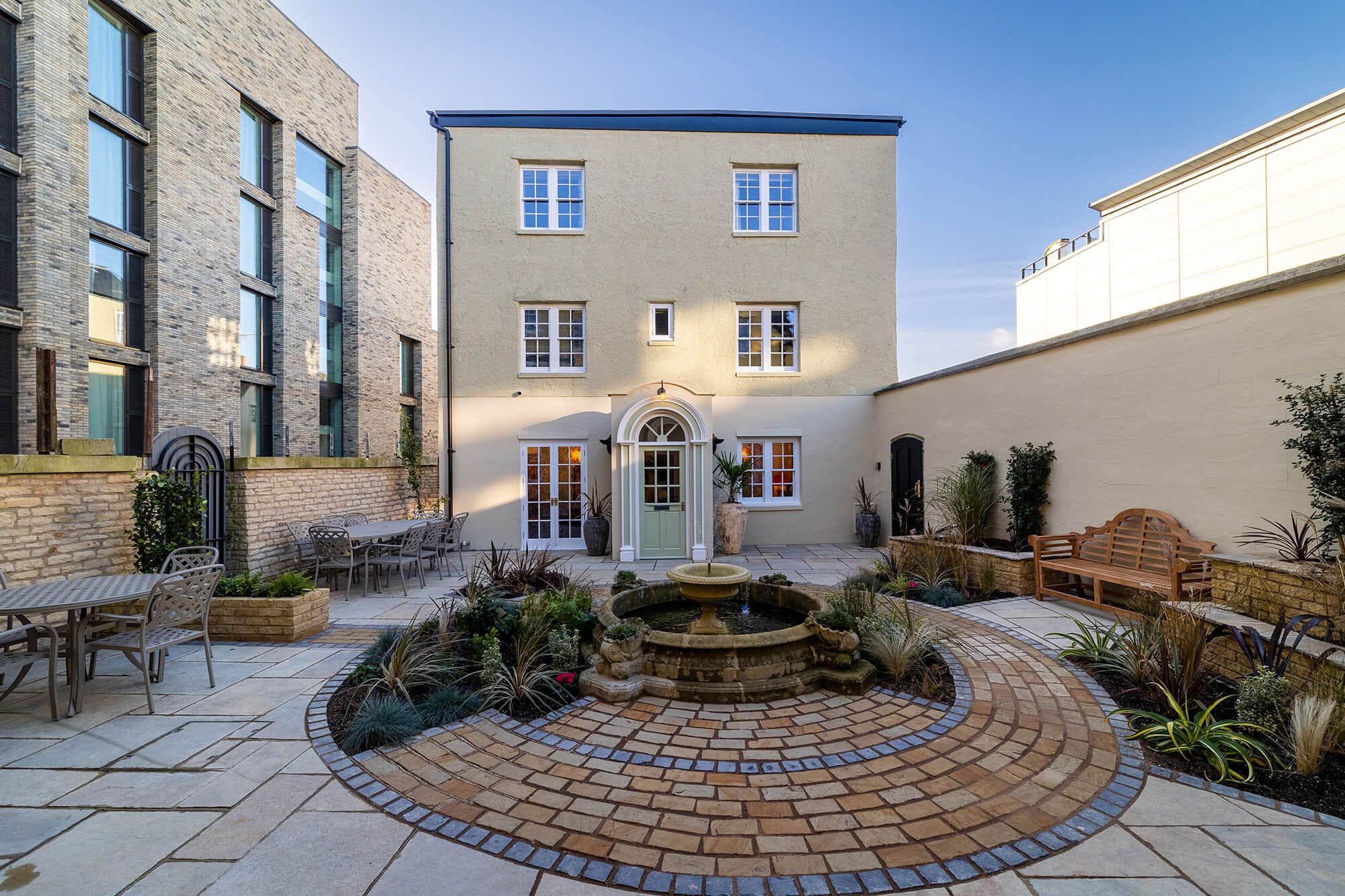 Manor Burford Oxford: Luxury 4-Bedroom Chateau Apartment with Courtyard Views, Oxford