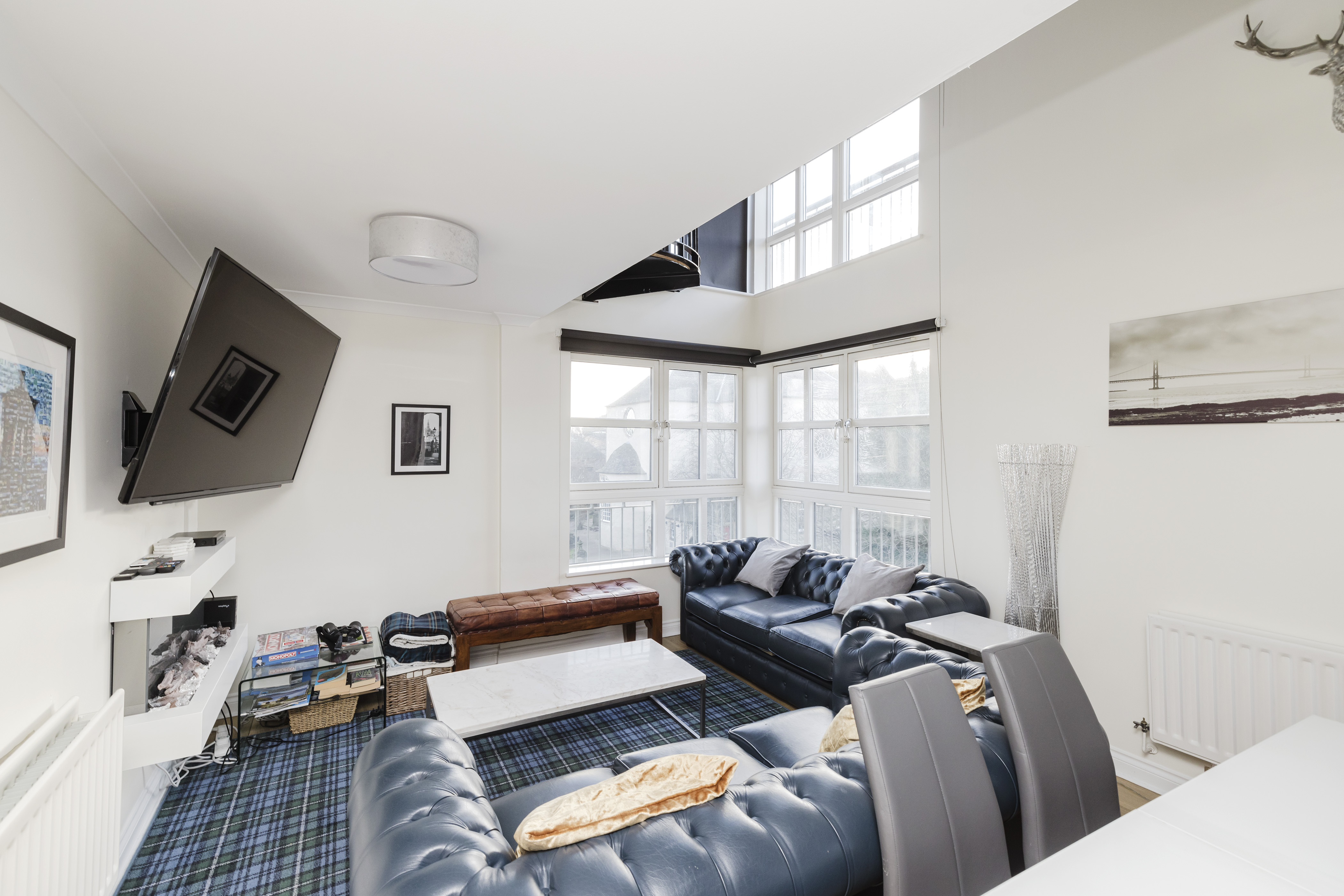 Manor Calton Edinburgh: Elegant 3-Bedroom Apartment Overlooking Calton Hill, Edinburgh