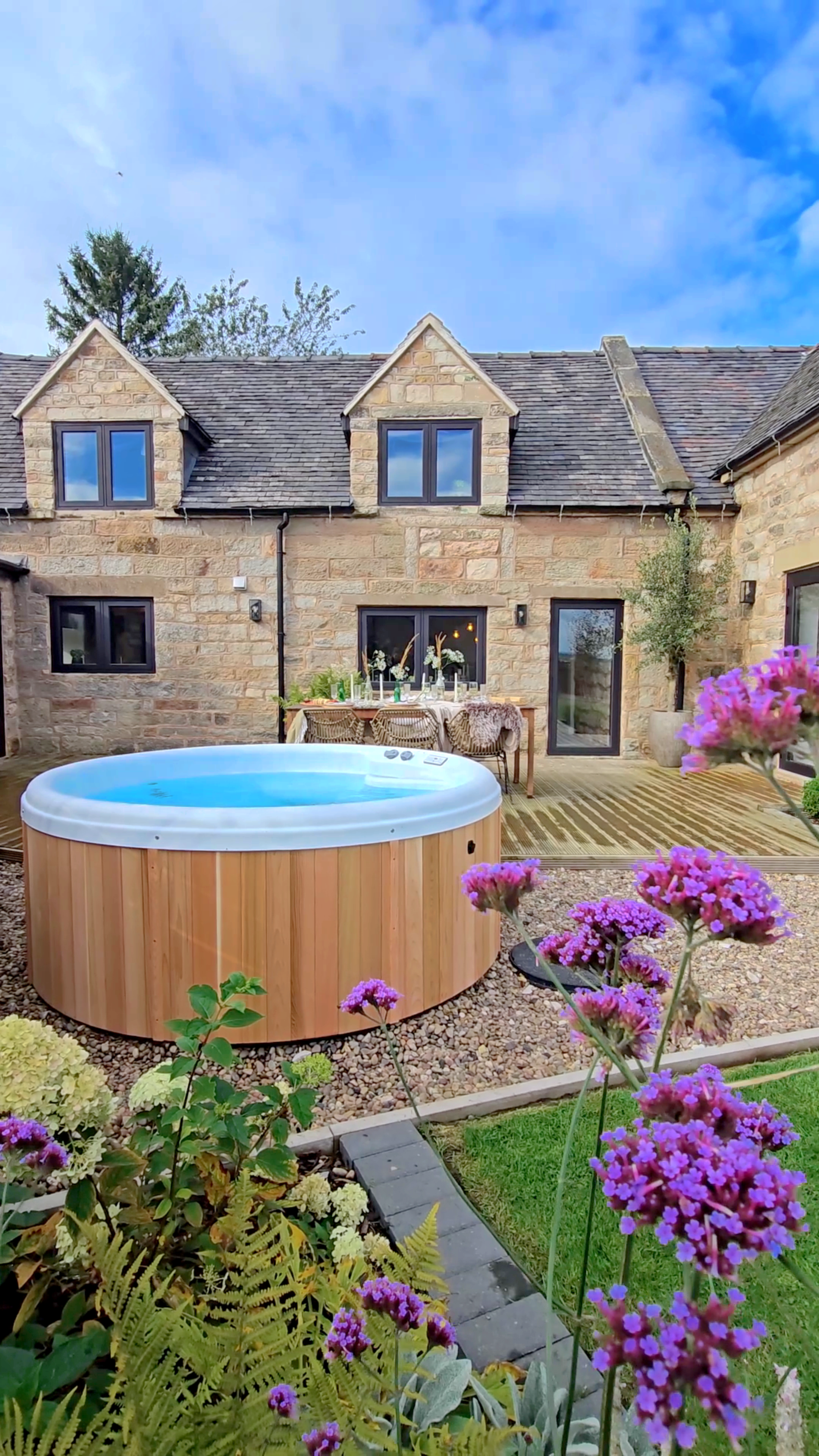 Manor Cauldon Staffordshire: Charming 3-Bedroom Holiday Cottage with Hot Tub, Staffordshire Countryside