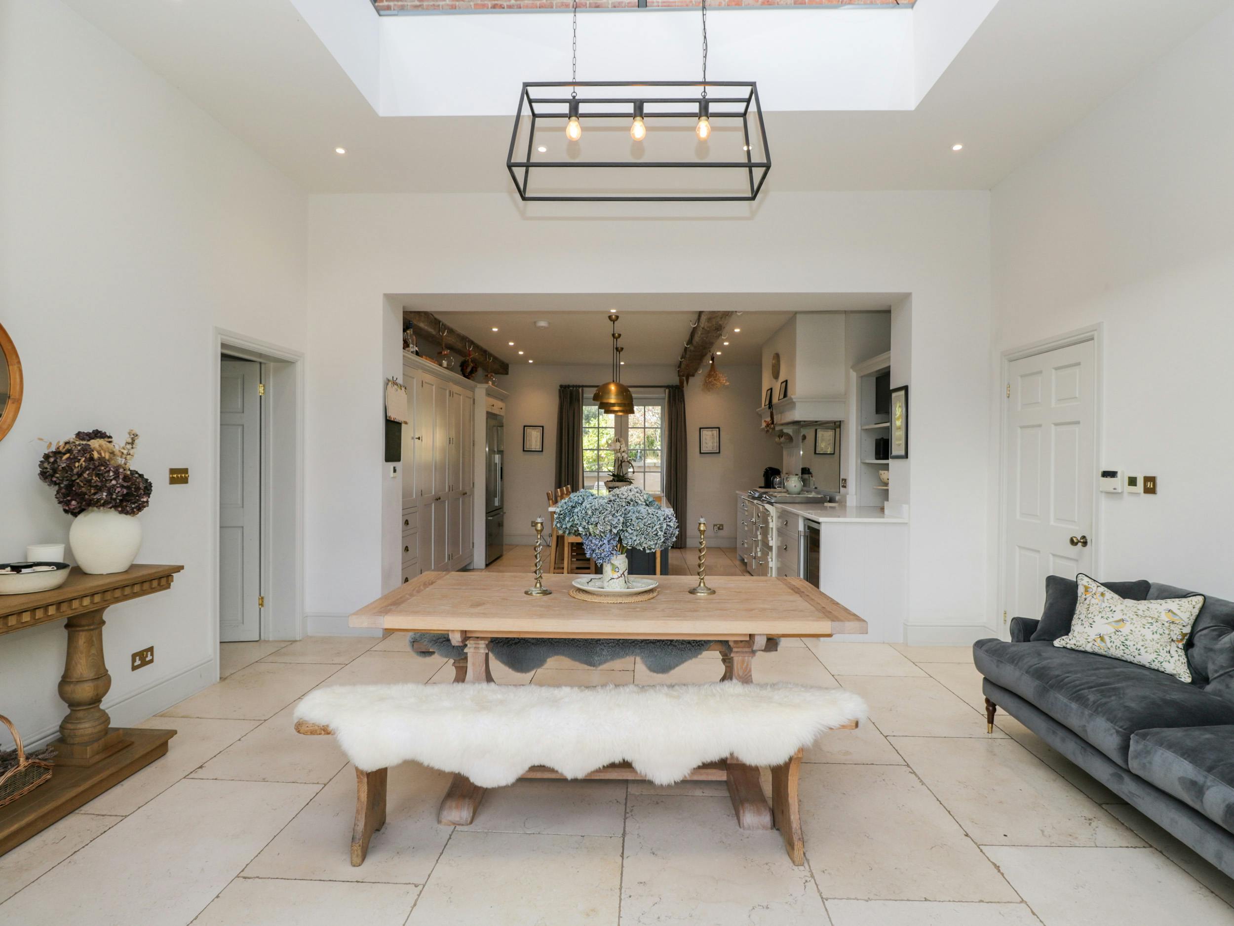 Manor Cotswold Gloucestershire: Luxury 6-Bedroom House with Hot Tub and Tennis Court, Gloucestershire