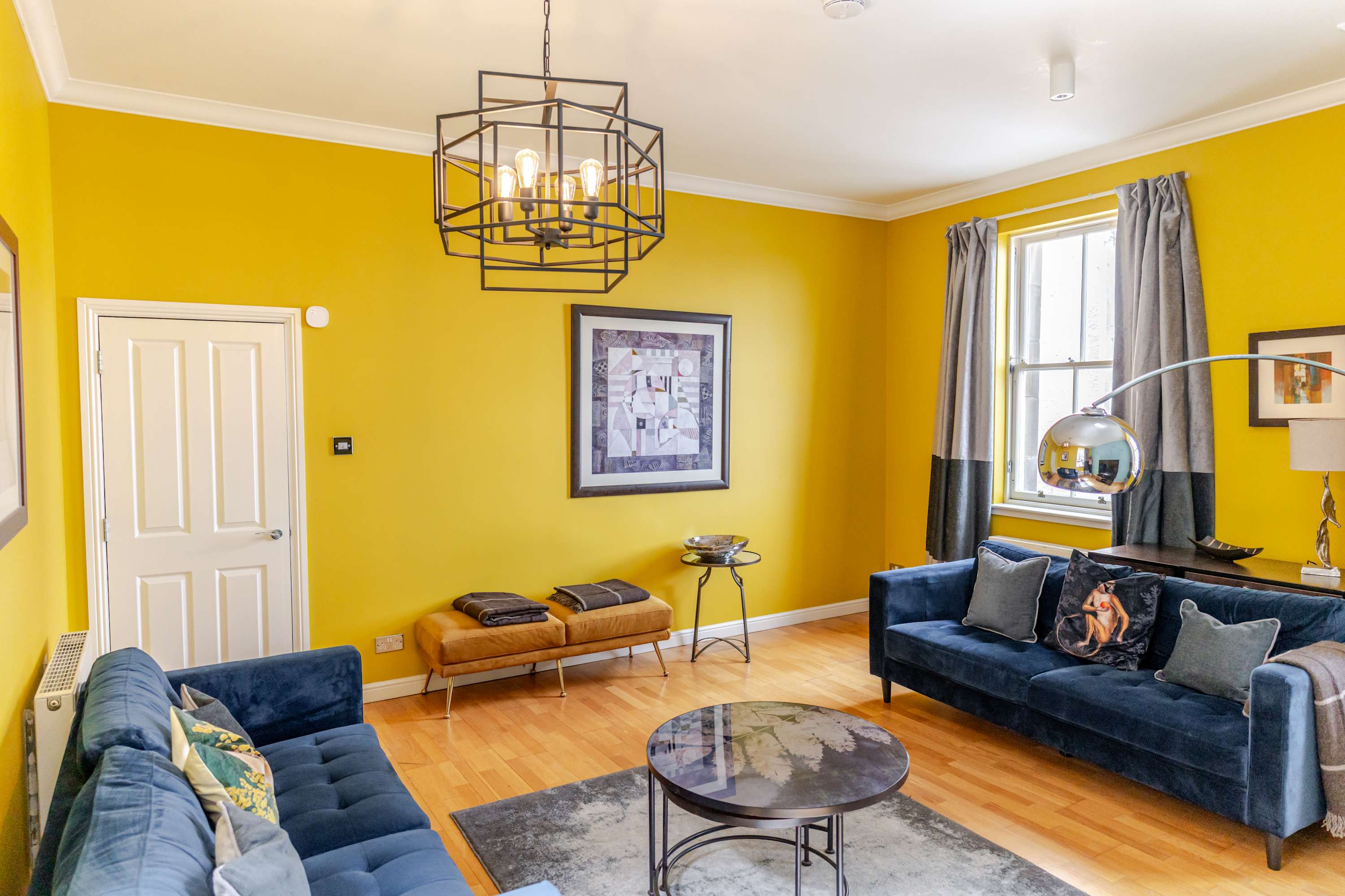 Manor Crags Edinburgh: Spacious 3-Bedroom Luxury Apartment, Family-Friendly, Edinburgh Old Town