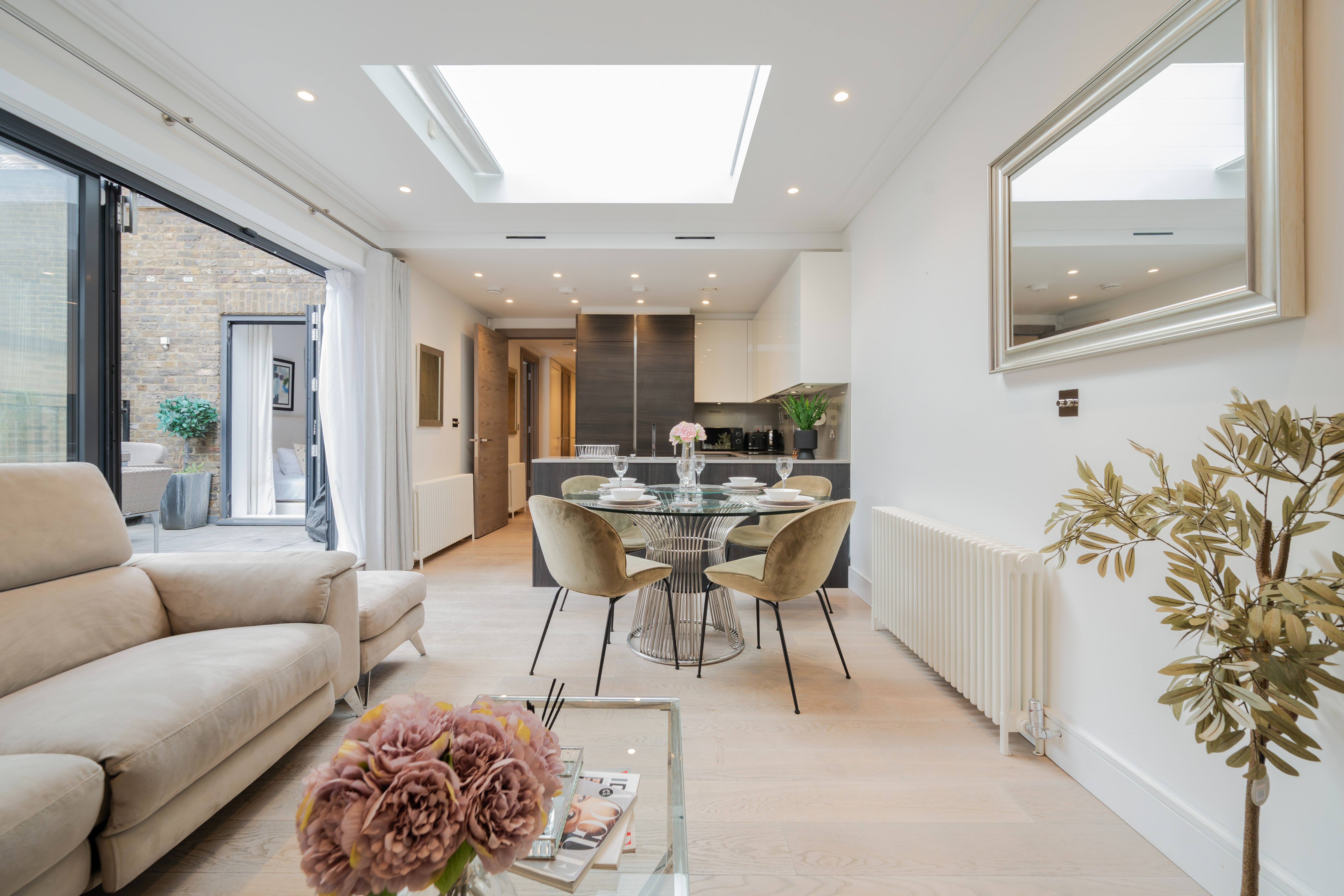Manor Curzon Mayfair: Stylish 1-Bedroom Apartment with Private Balcony, Apartment Rental Mayfair