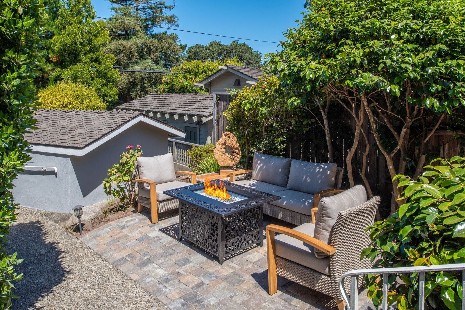 Manor Cypress Carmel: Charming 2-Bedroom Apartment with Ocean Views and Family-Friendly Amenities, Carmel-by-the-Sea
