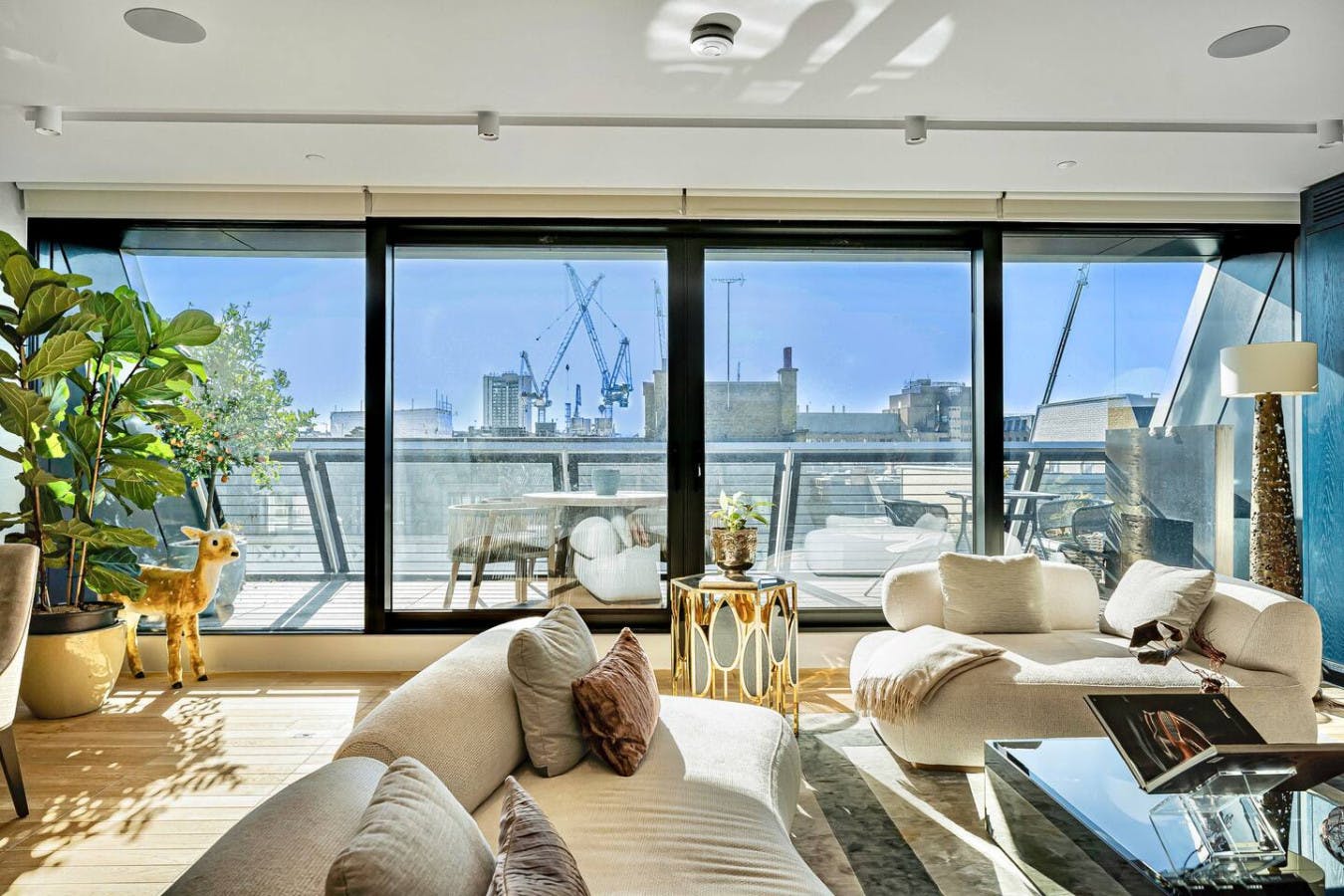 Manor Grosvenor Mayfair: Luxury 3-Bedroom Apartment with Gym and Sauna, Mayfair