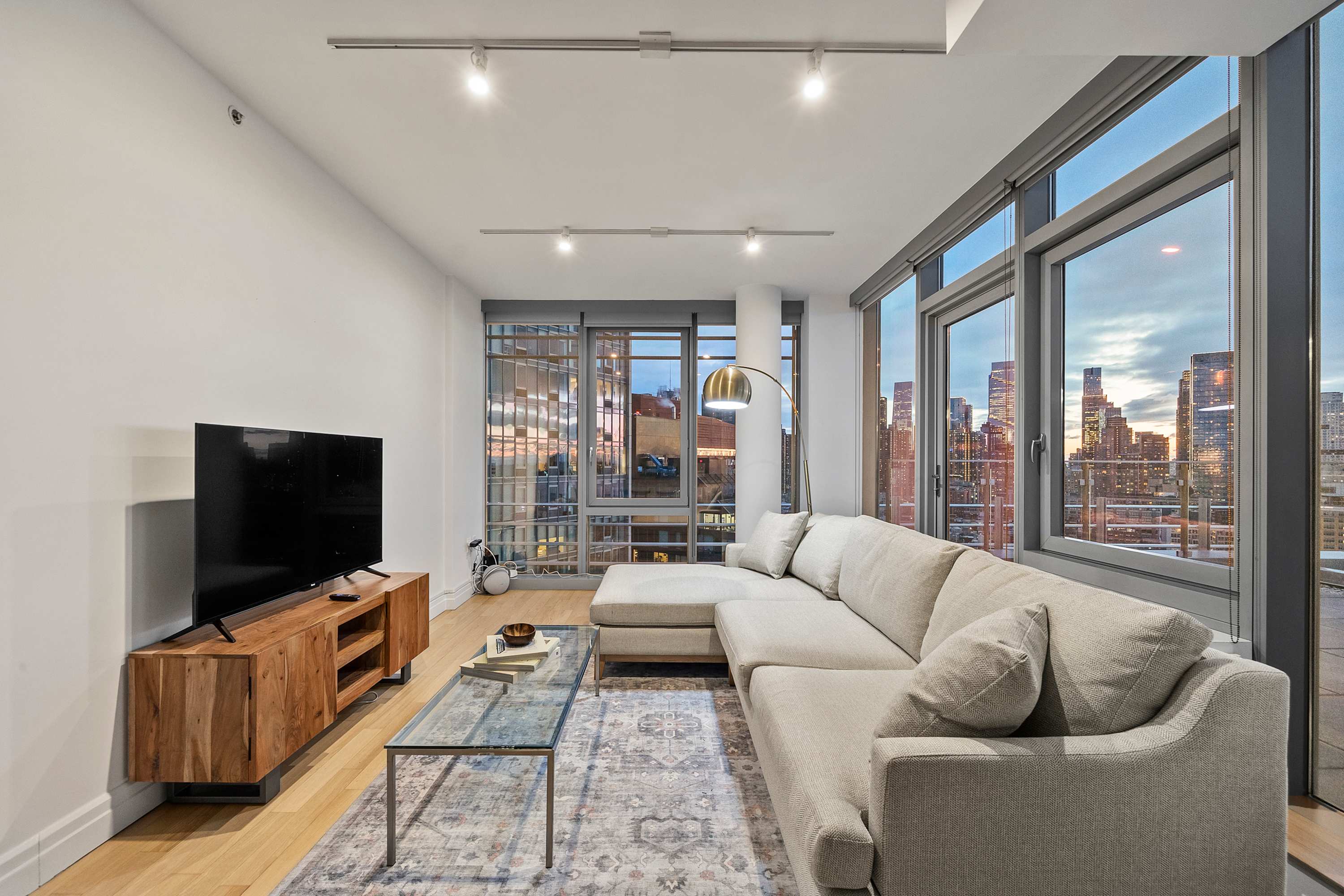 Manor Hell’s Kitchen New York: Spacious 3-Bedroom Apartment Rental with Private Terrace, Midtown
