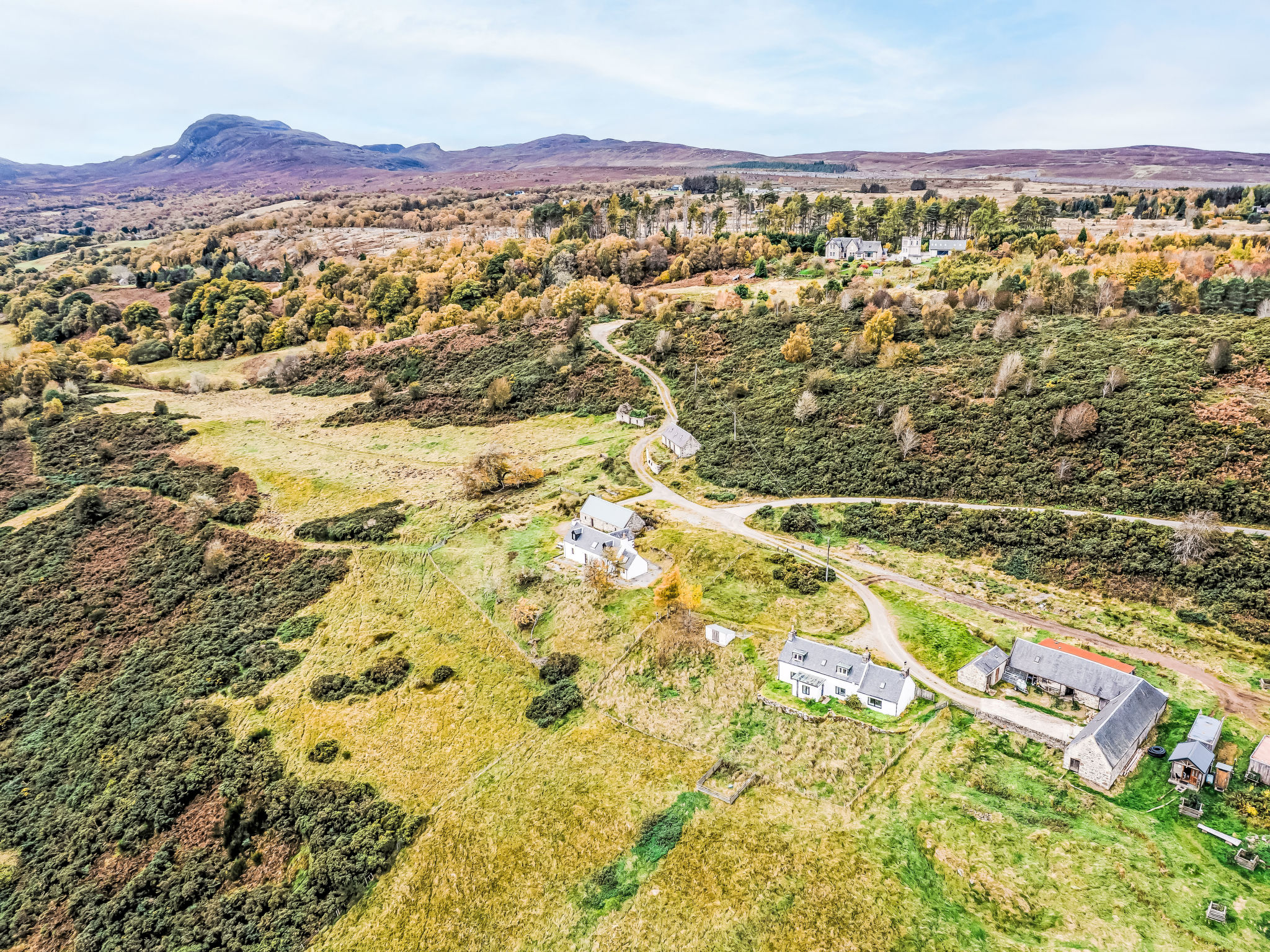 Manor Morar Drumnadrochit: Spectacular 5-Bedroom Highland Cottage with Mountain Views and Lake Access near Loch Ness Scotland
