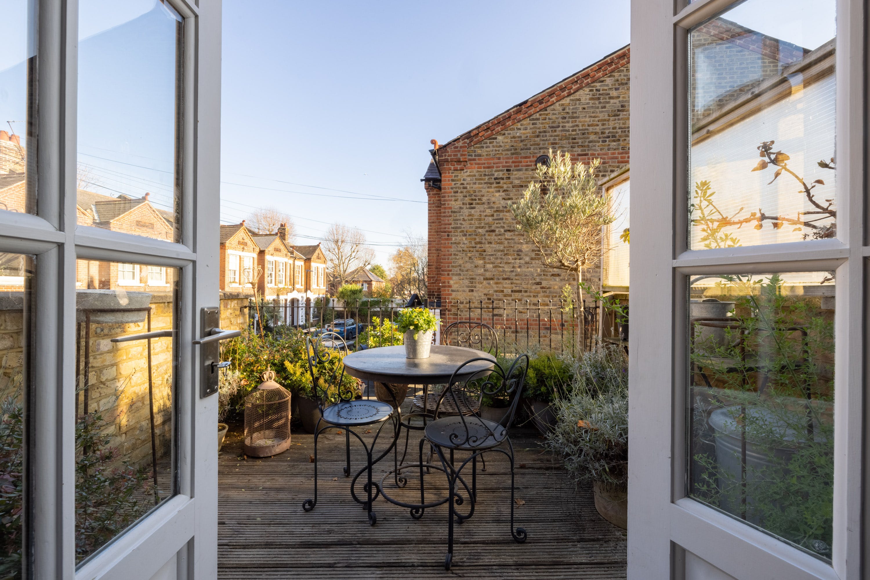 Manor Mulberry Kew: Charming 3-Bedroom Apartment Rental with Balcony and BBQ, Kew London