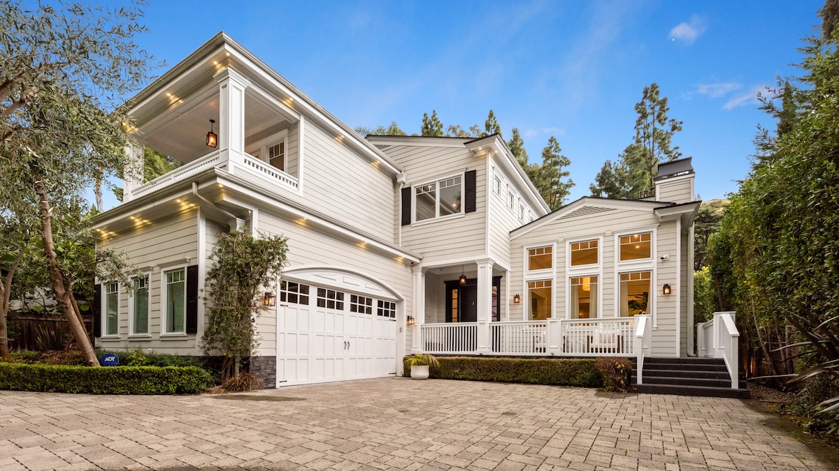 Manor Mulholland Laurel: Luxury 5-Bedroom Villa with Pool and Hot Tub, Laurel Canyon