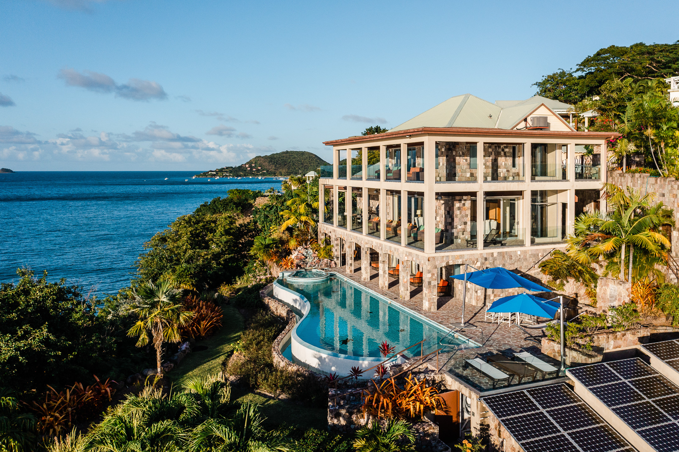 Manor Nevis Peak: Luxury 5-Bedroom Villa with Infinity Pool and Seaview, Saint Kitts