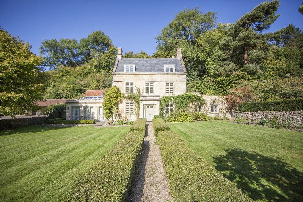 Manor Orchard Bath: Luxurious 7-Bedroom Manor House with Immaculate Garden, Bath