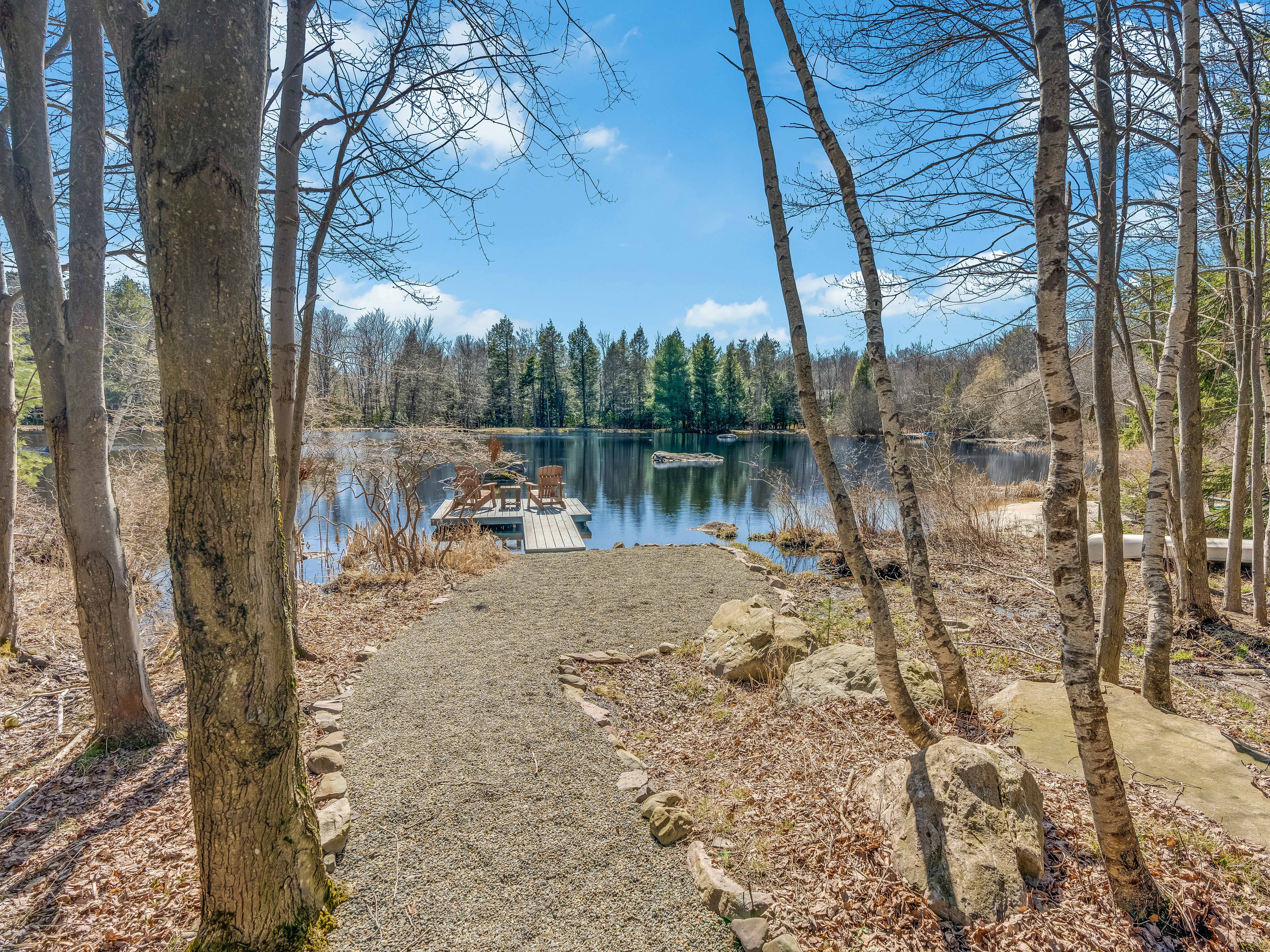 Manor Pohopoco Stroudsburg: Spacious 3-Bedroom Apartment Rental with Hot Tub and Tennis Court in Monroe County