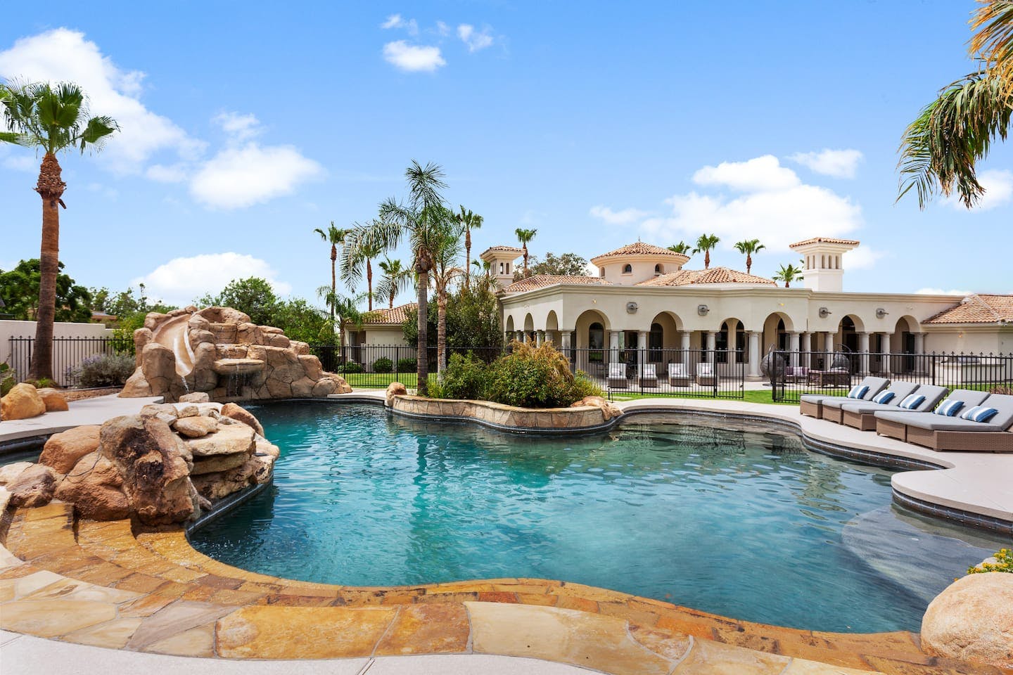Manor Saguaro Paradise: Luxury 5-Bedroom Apartment with Pool and Tennis Court, Paradise Valley