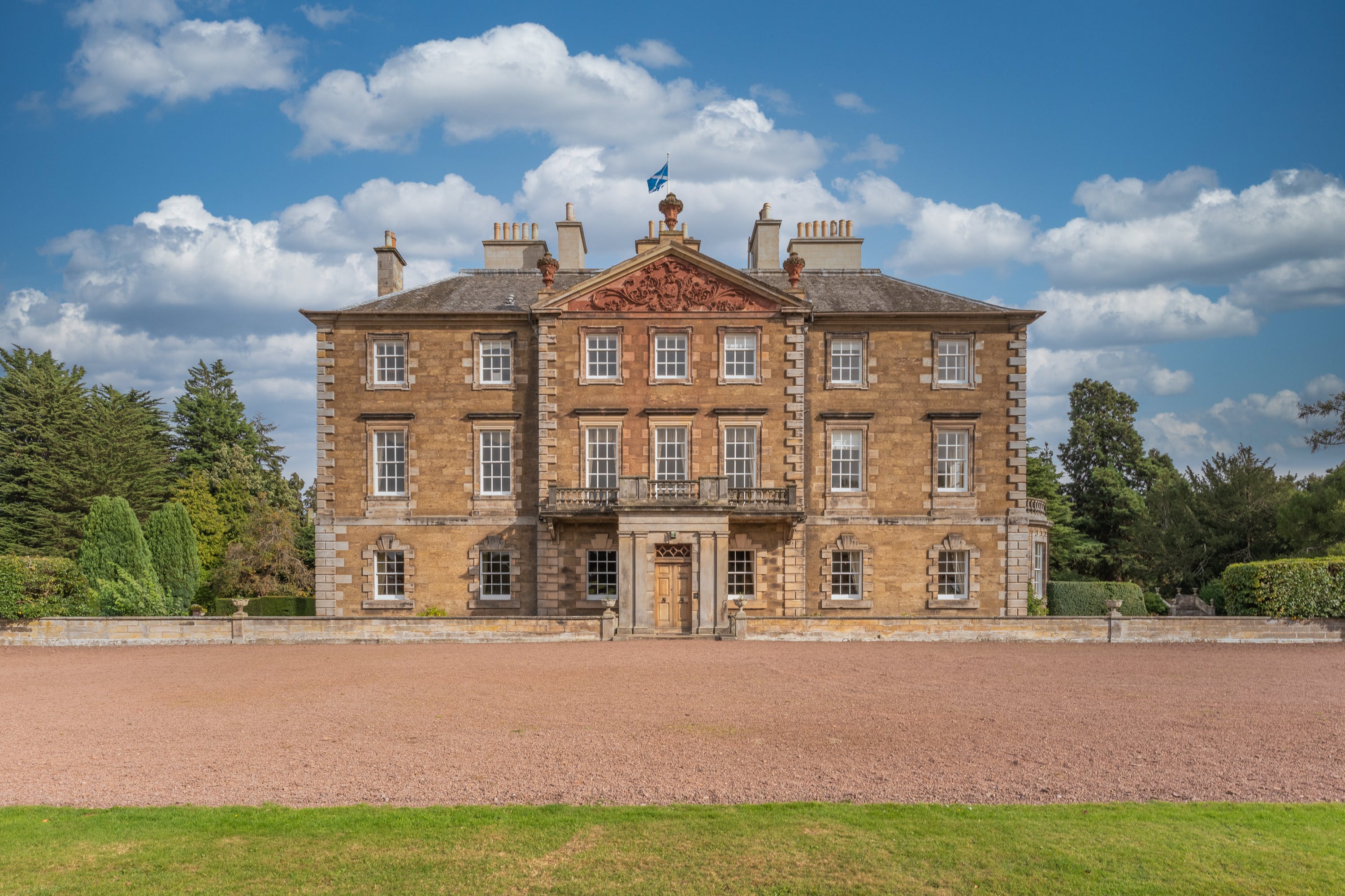 Manor Saltire Athelstaneford: Luxury 10-Bedroom House with Historical Charm, East Lothian