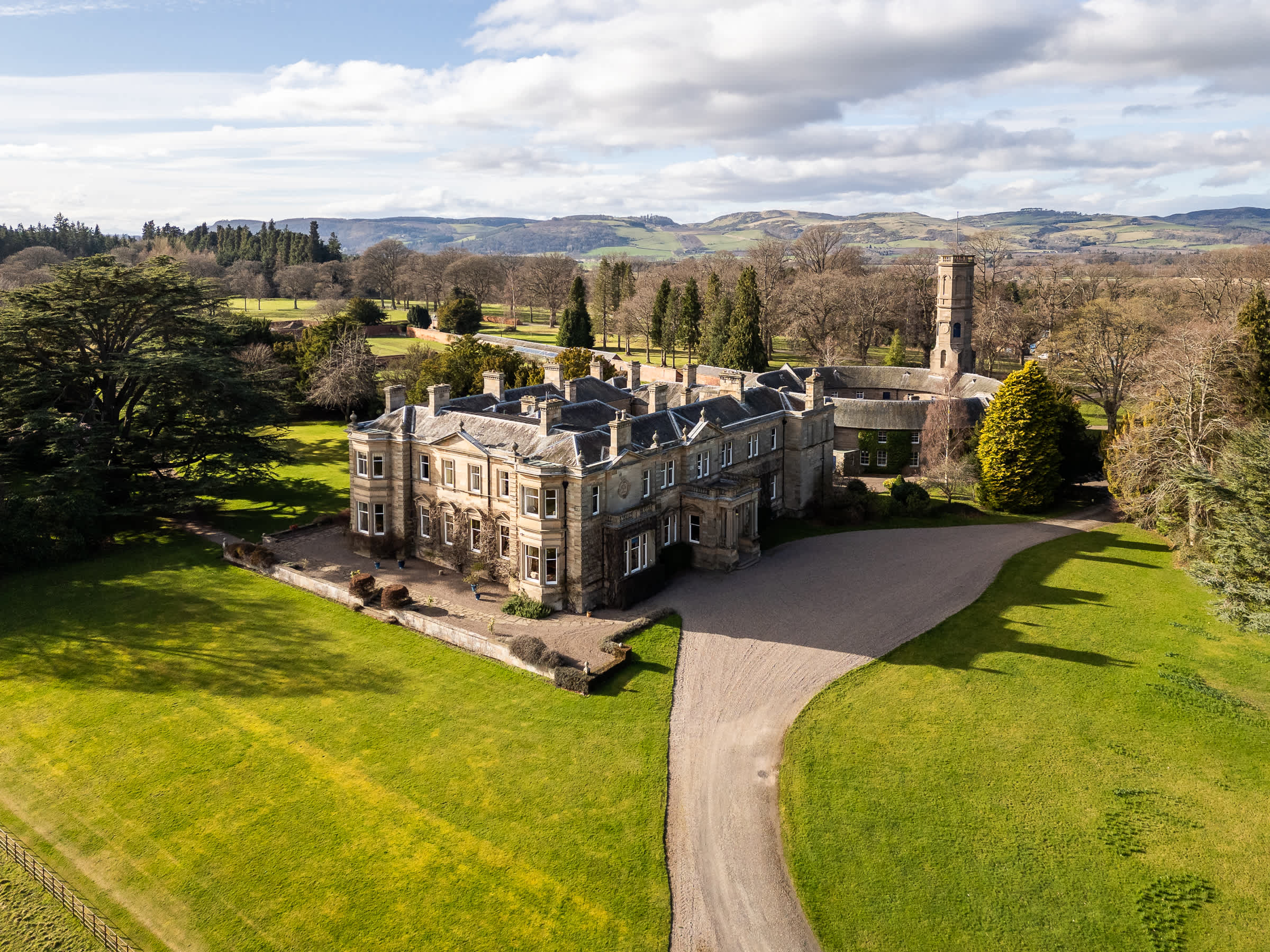 Manor Schiehallion Dundee: Expansive 20-Bedroom House with Lake Views, Dundee