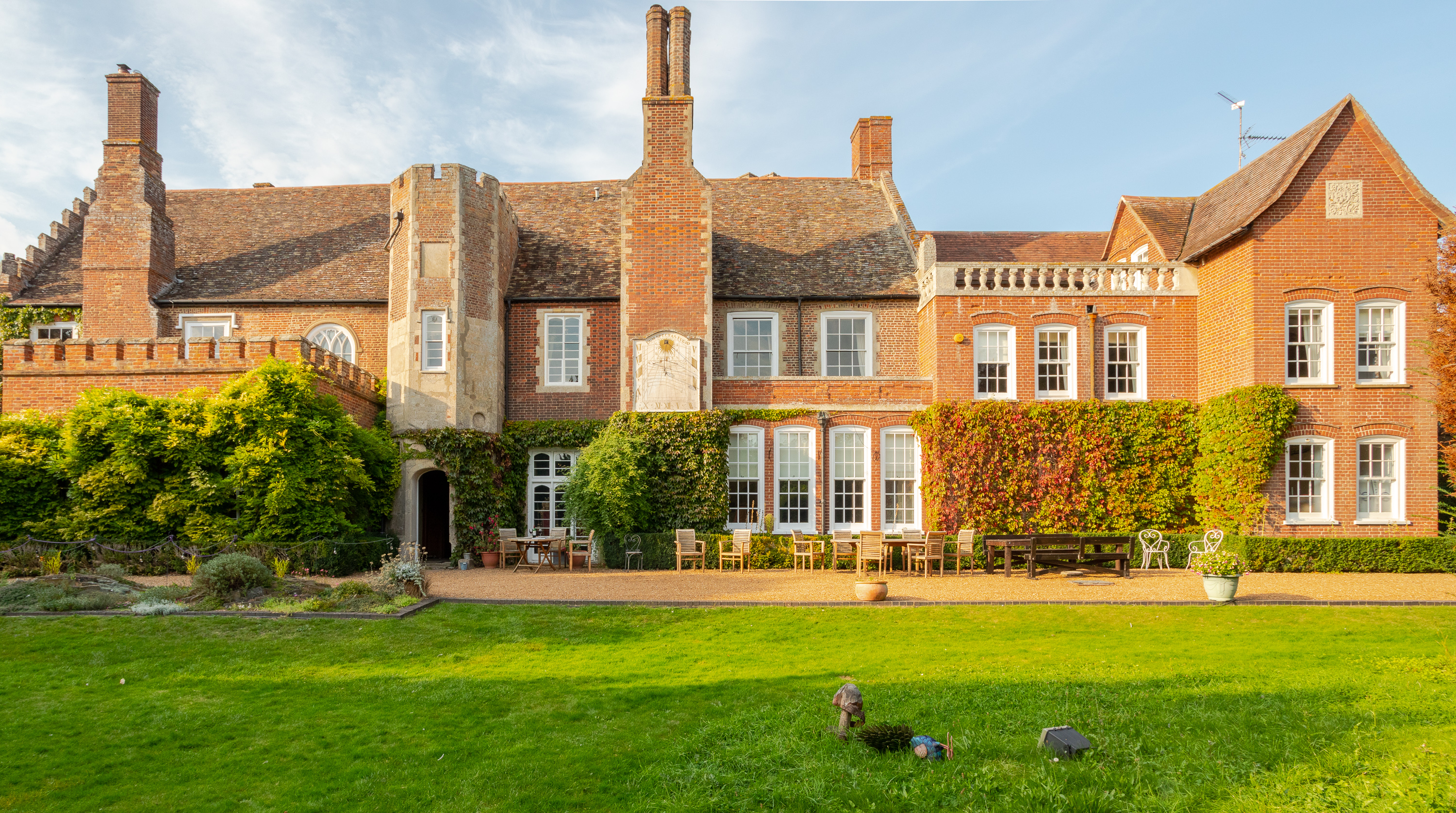 Manor Thetford Norfolk: Elegant 10-Bedroom Manor with Hot Tub and Tennis Court, Norfolk
