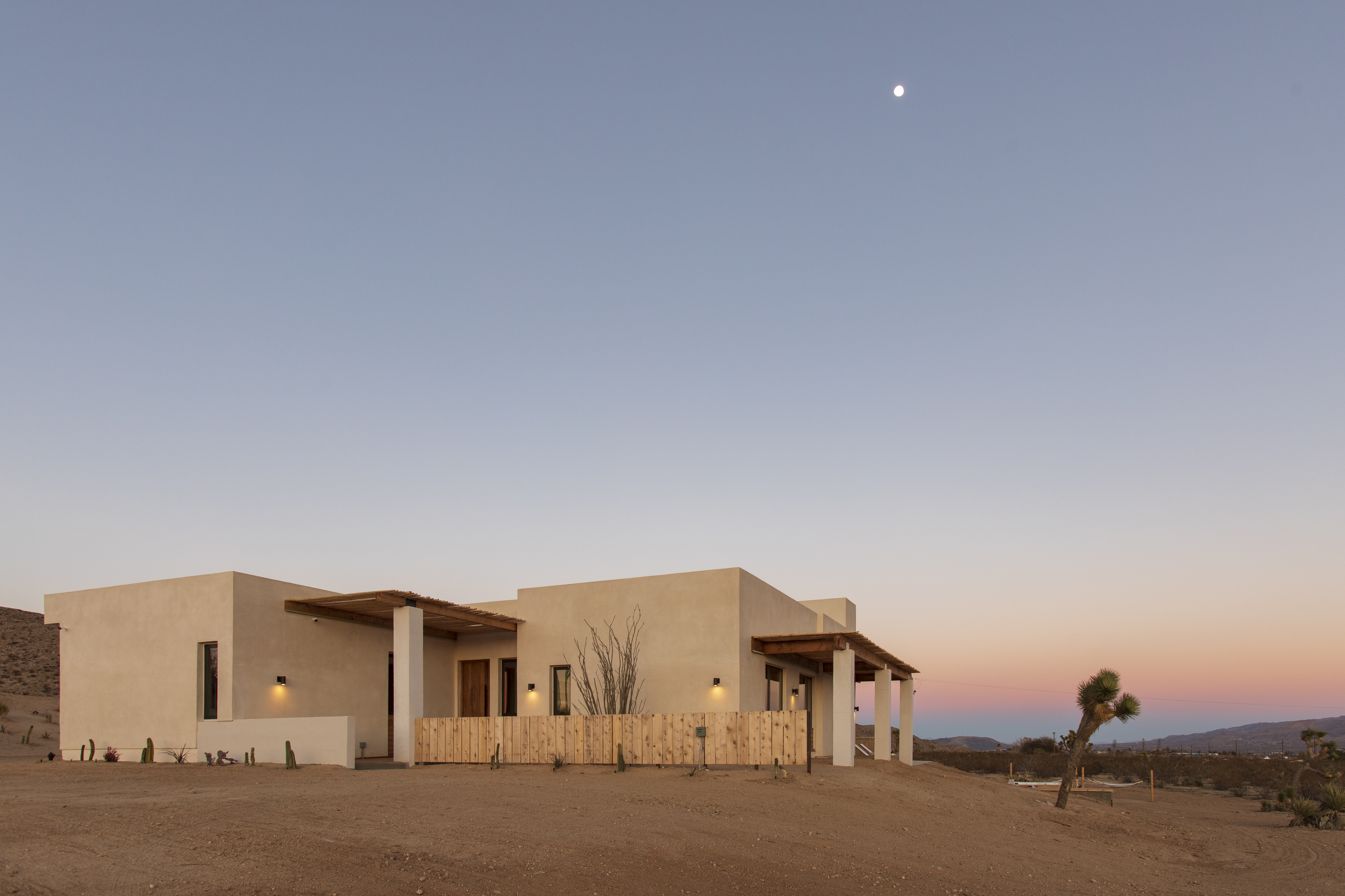 Manor Yucca Joshua: Luxury 4-Bedroom Villa with Hot Tub and Sauna, Joshua Tree