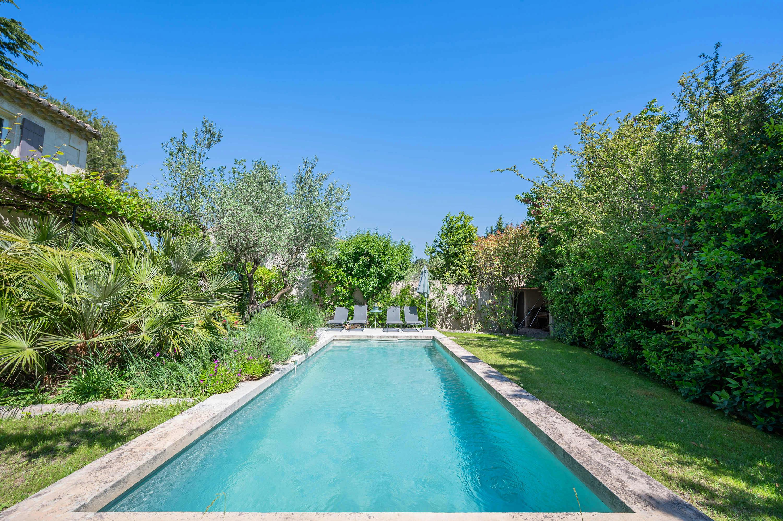 Mas Alpilles Arles: Luxury 5-Bedroom Villa with Swimming Pool, Arles