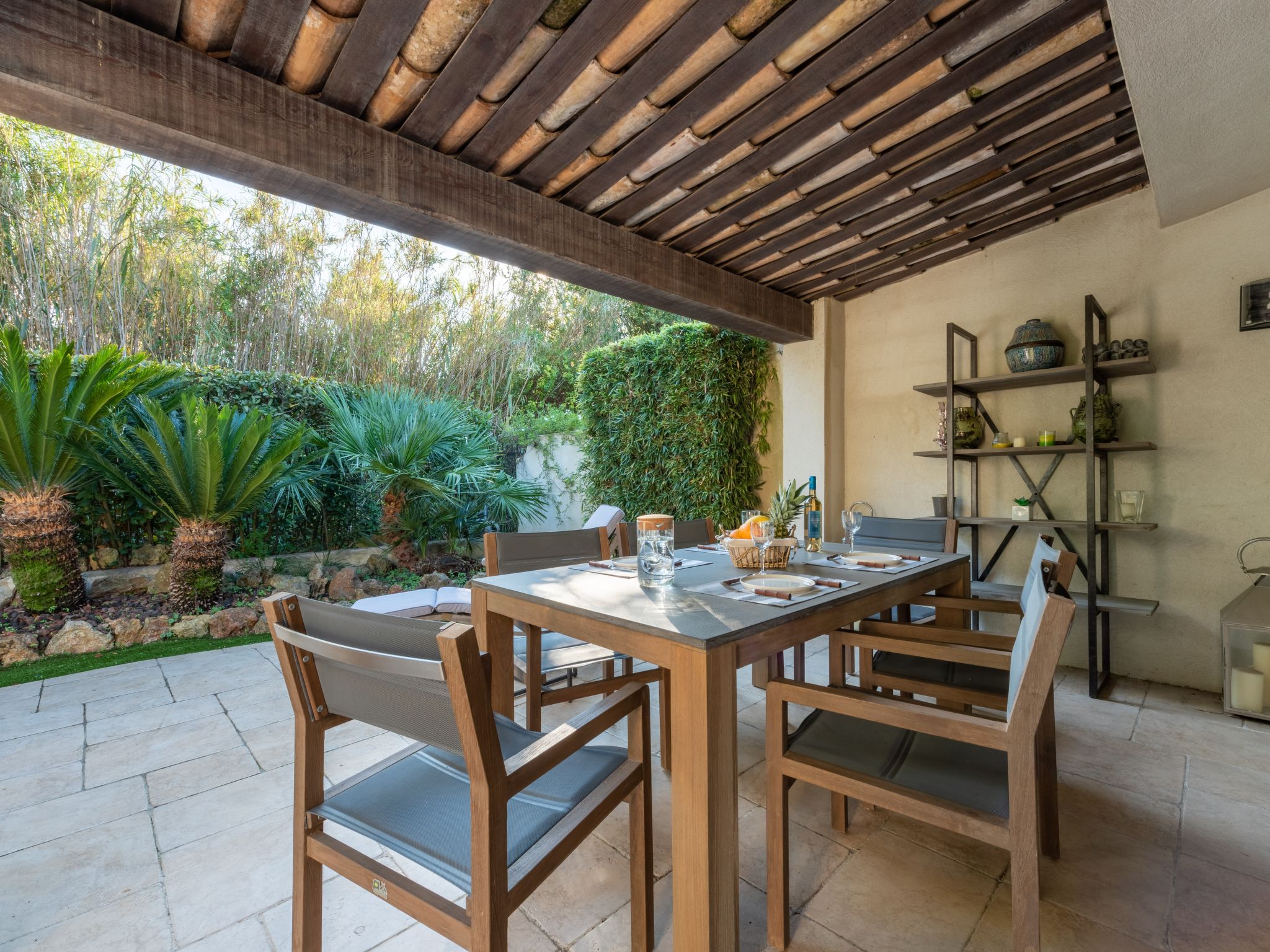 Mas Bouillabaisse Saint-Tropez: Elegant 2-Bedroom Villa with Shared Pool and Terrace Minutes from the Beach