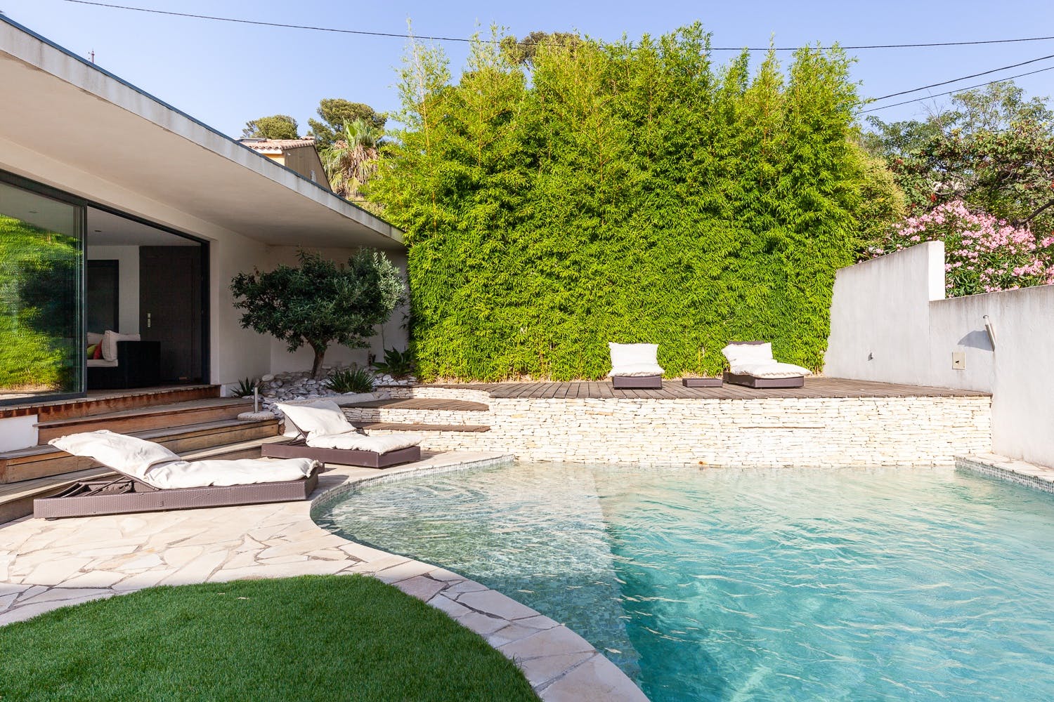 Mas Calanques Marseille: Spacious 4-Bedroom Apartment with Private Pool, Marseille