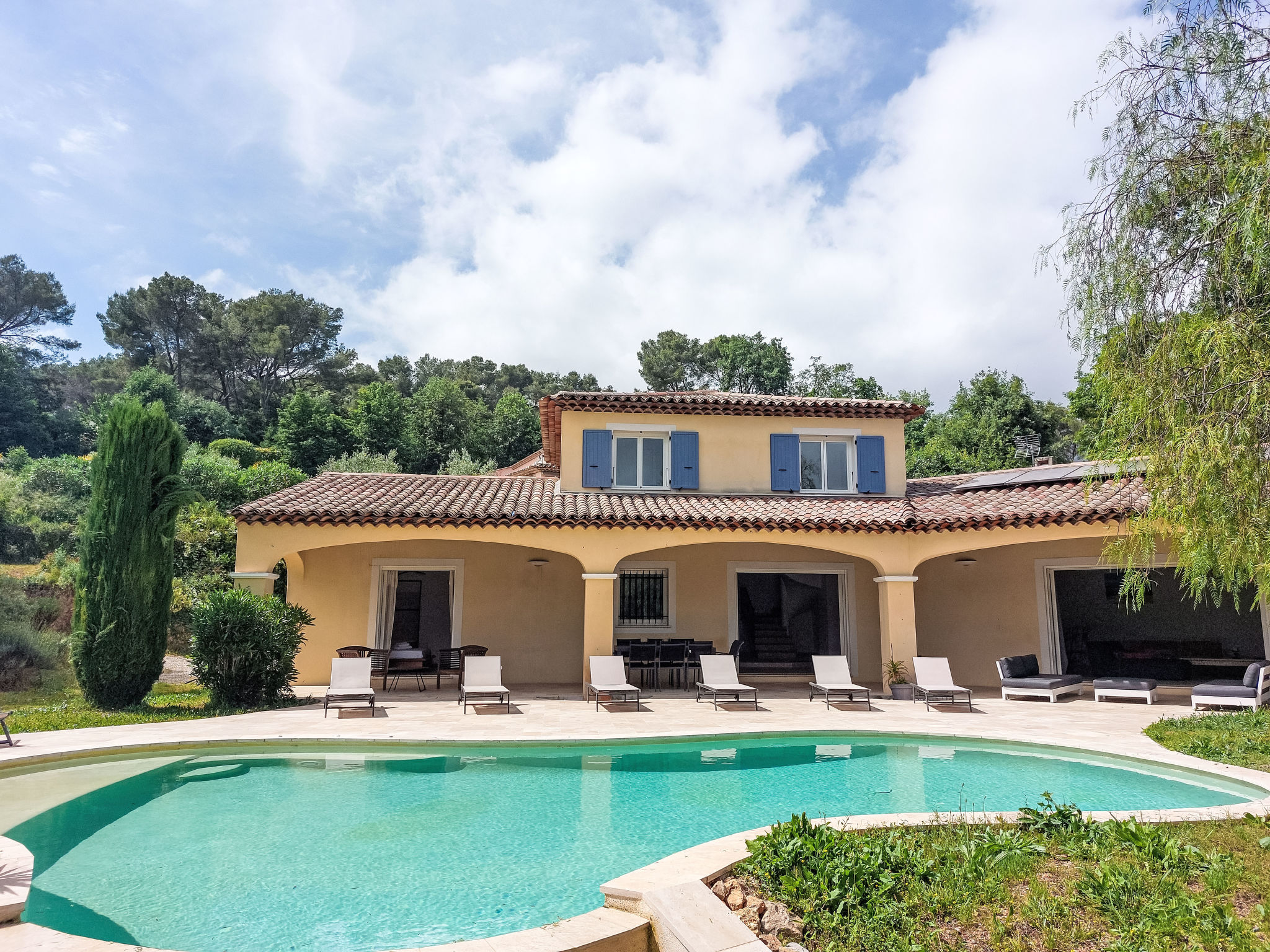 Mas Calendal Roquefort: Stunning 4-Bedroom Family Villa with Private Pool and Eco-Friendly Features near French Riviera