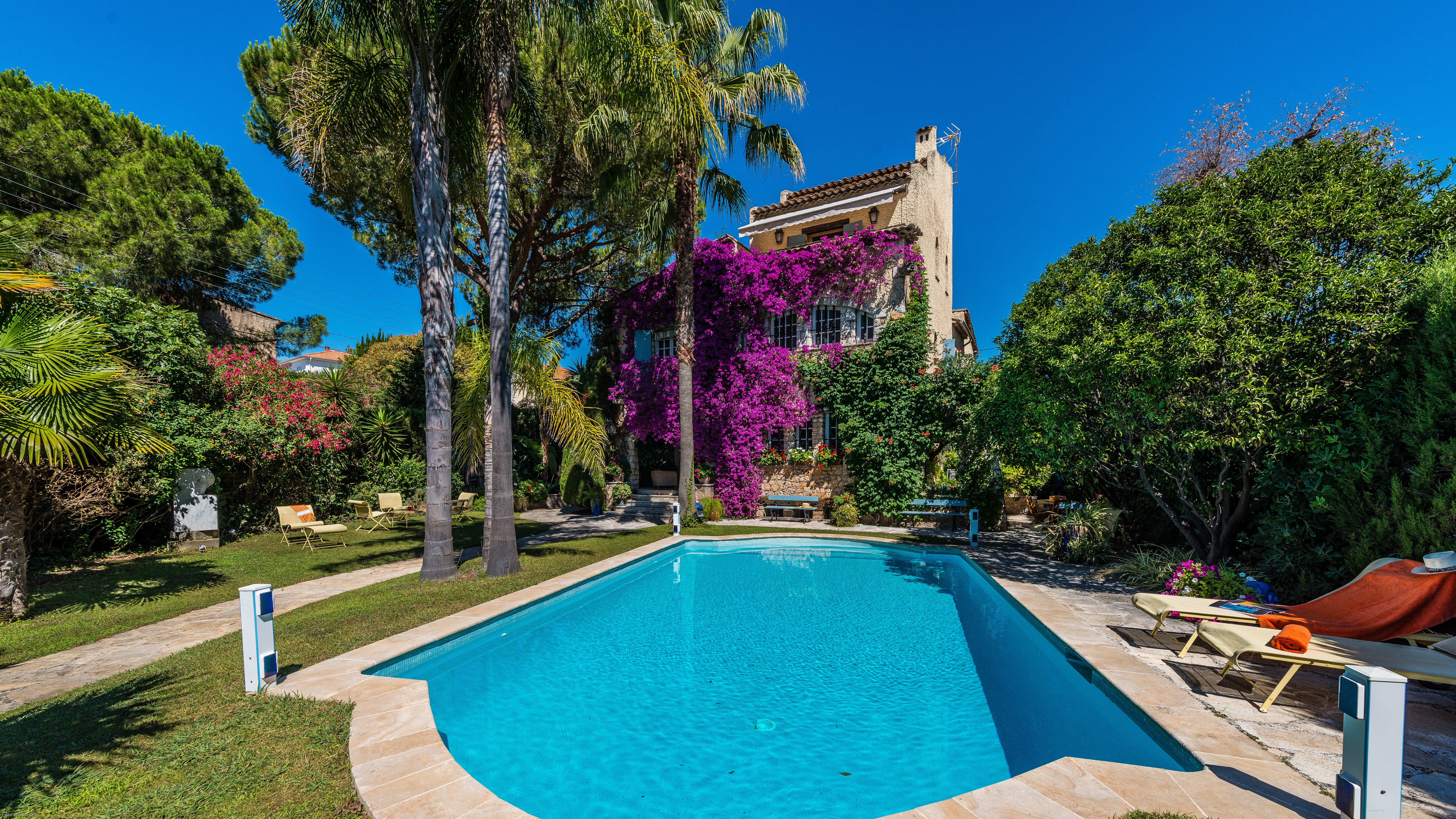 Mas Cap d’Antibes Antibes: Spacious 8-Bedroom Luxury Villa with Pool and Hot Tub, Antibes