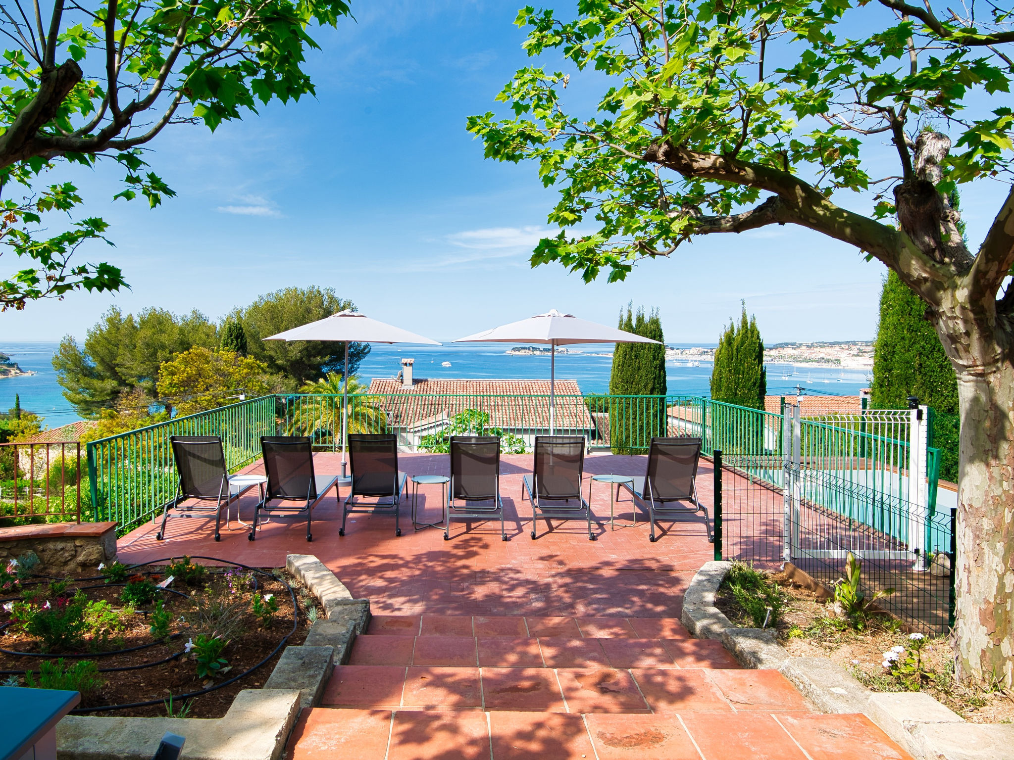 Mas Cassidain Sanary: Stunning 3-Bedroom Holiday Villa with Private Pool and Sea Views on the French Riviera