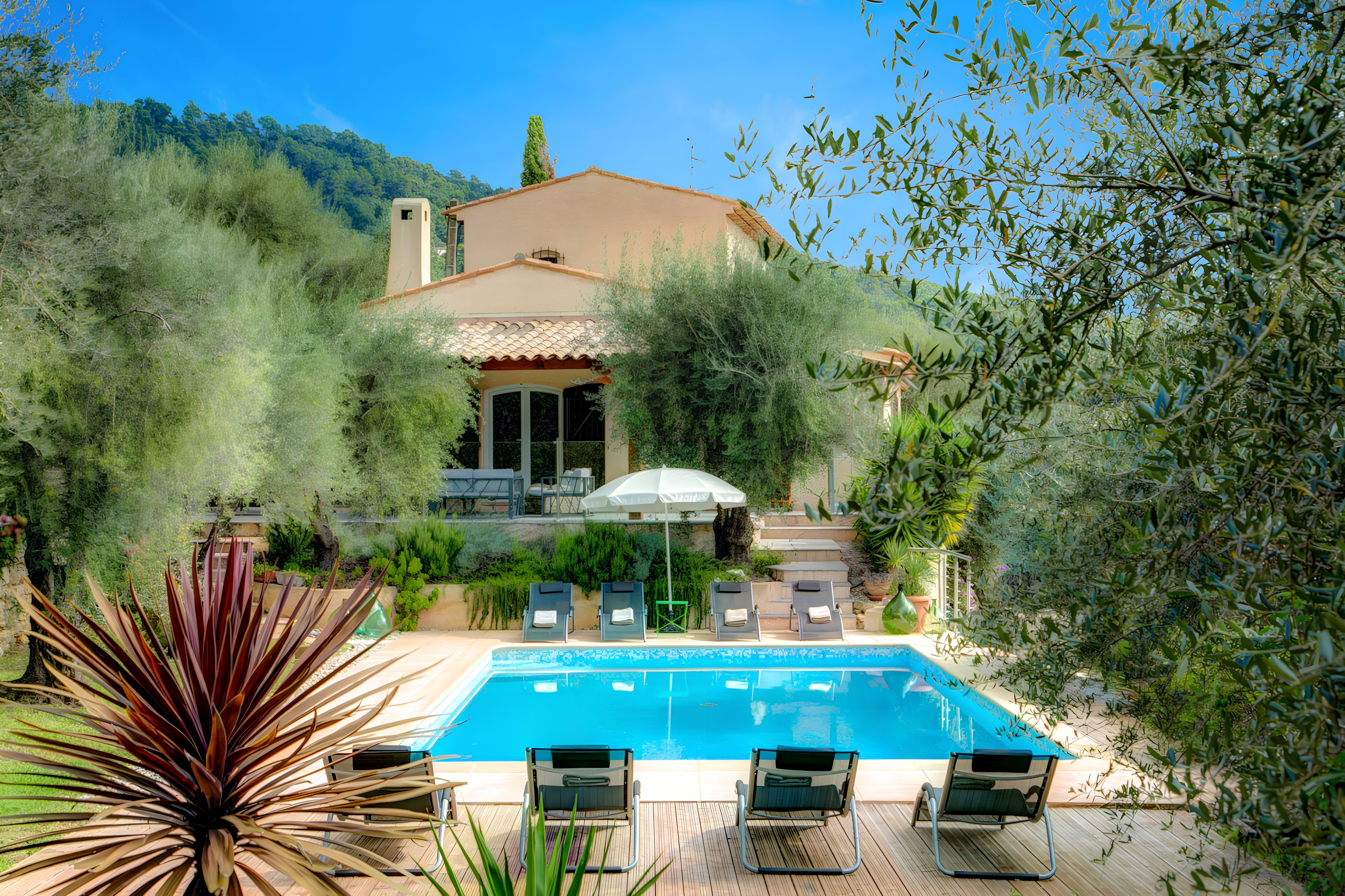 Mas Mistral Cabris: Luxury 4-Bedroom Apartment with Seaview and Pool, Maritime Alps