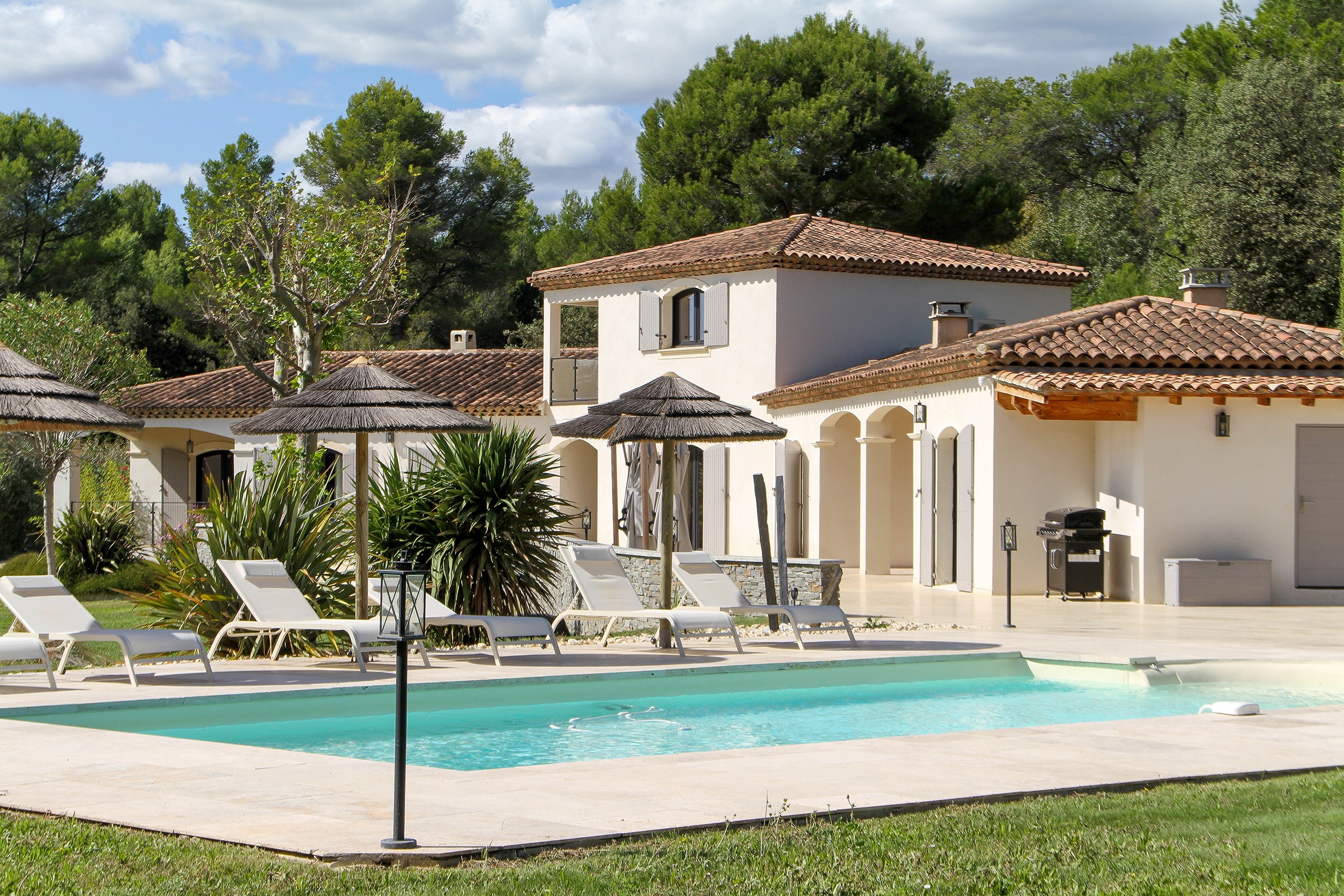 Mas Mistral Lambesc: Luxury 5-Bedroom Villa with Pool and Gardens, Aix-en-Provence