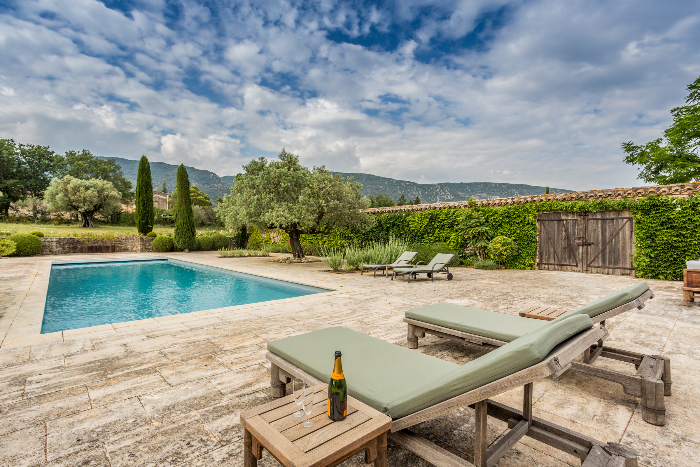 Mas Mistral Saint-Rémy Saint-Rémy-de-Provence 22: Charming 4-Bedroom Apartment with Pool, Vaucluse Countryside