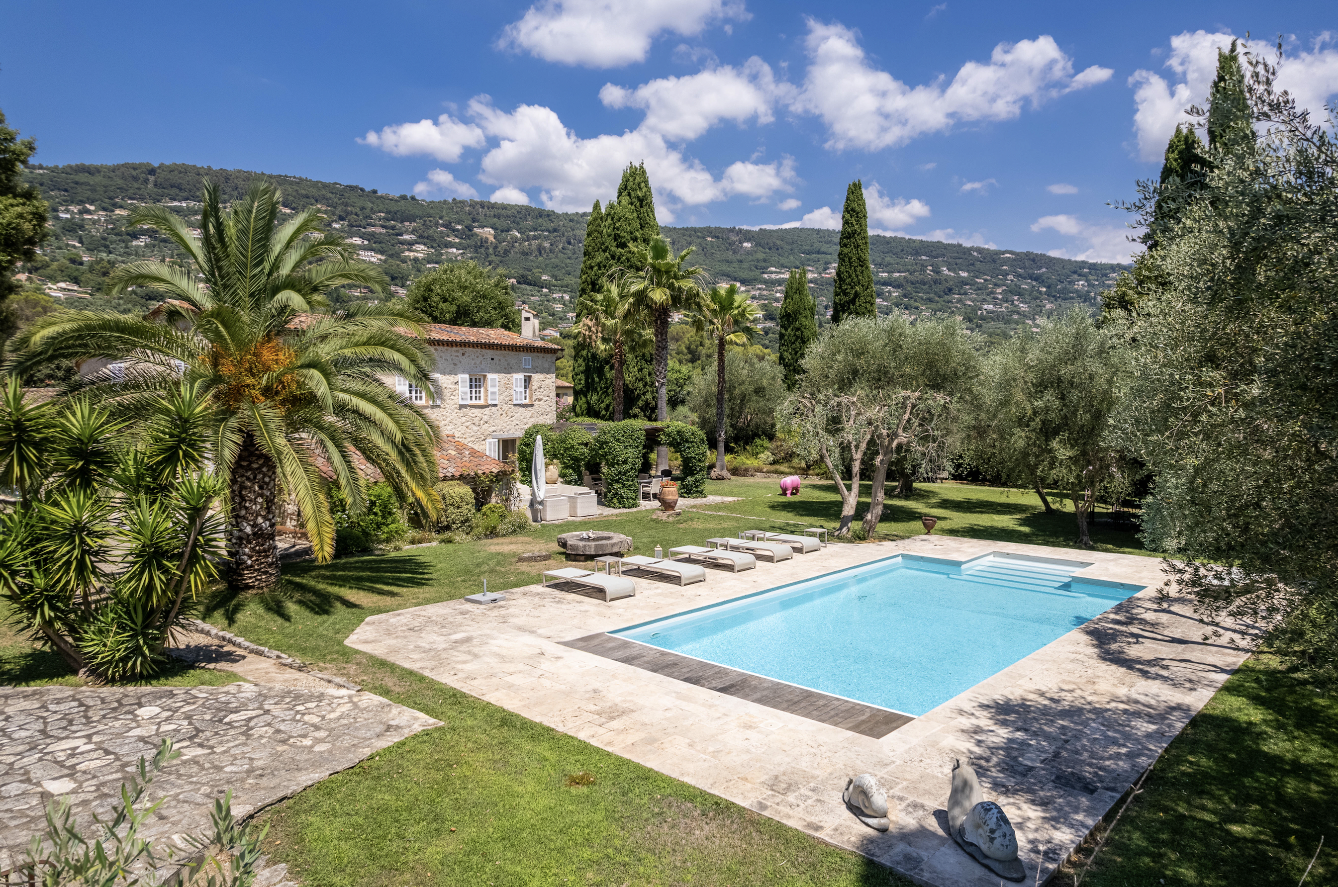 Mas Mistral Spéracèdes: Elegant 6-Bedroom Villa with Pool and Scenic Views, Côte d’Azur
