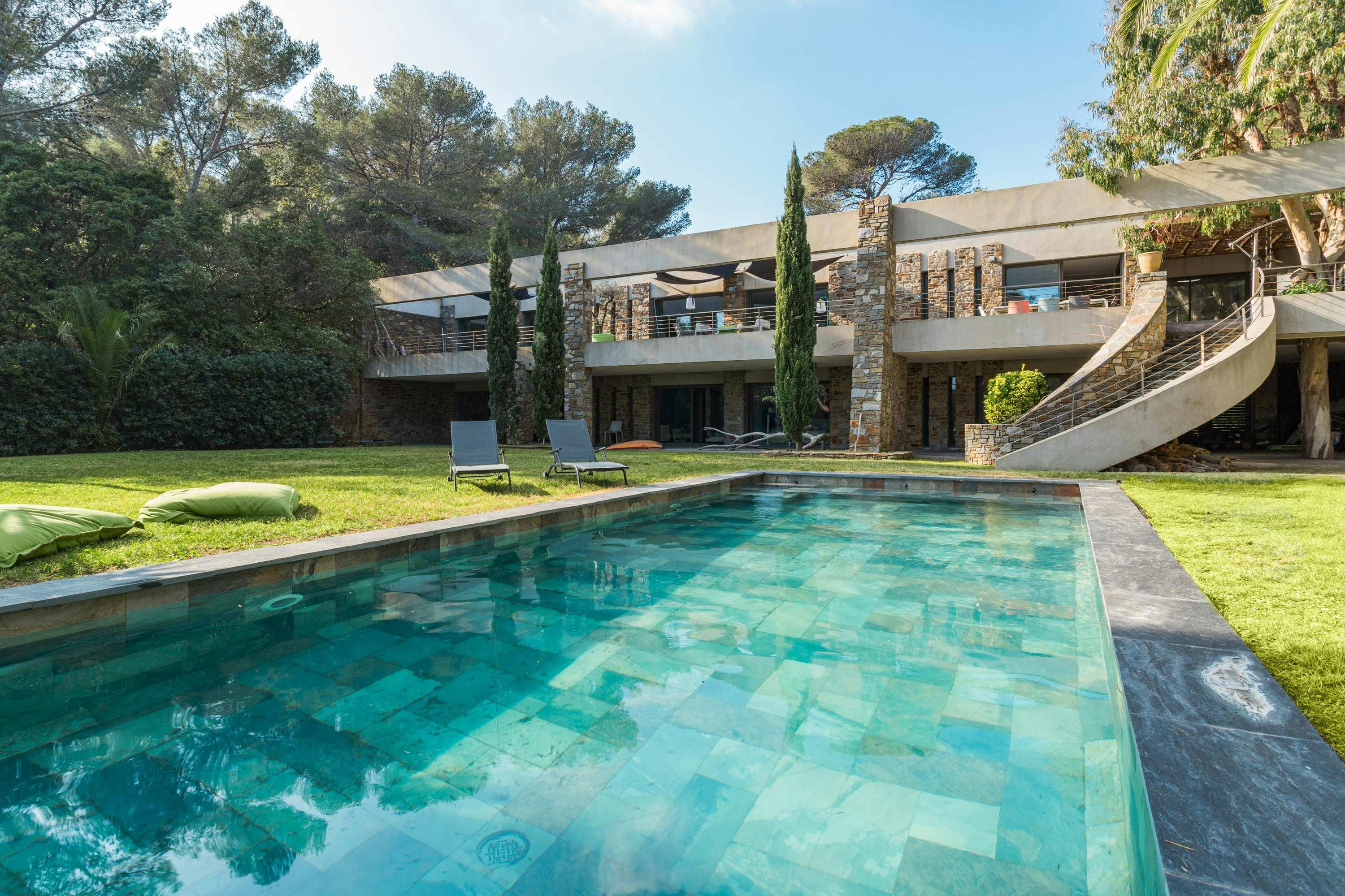 Mas Mistral Toulon Saint-Tropez: Luxury 6-Bedroom Villa with Infinity Pool and Seaview, Saint-Tropez