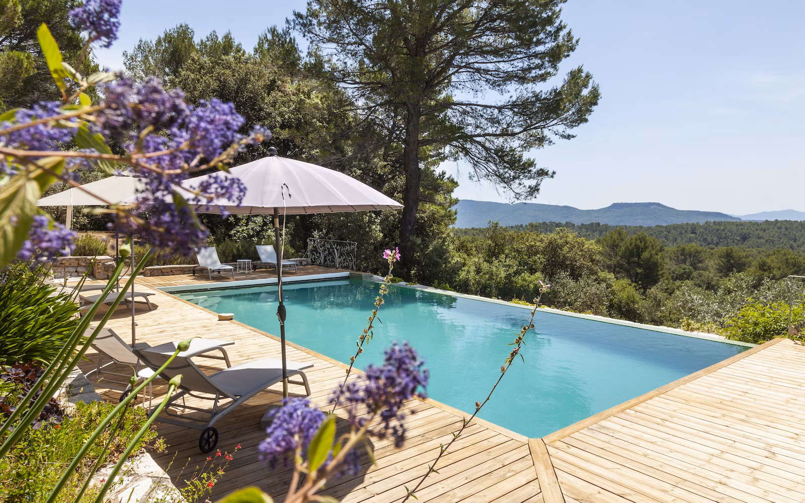 Mas Mistral Var: Spacious 5-Bedroom Villa with Infinity Pool, Var