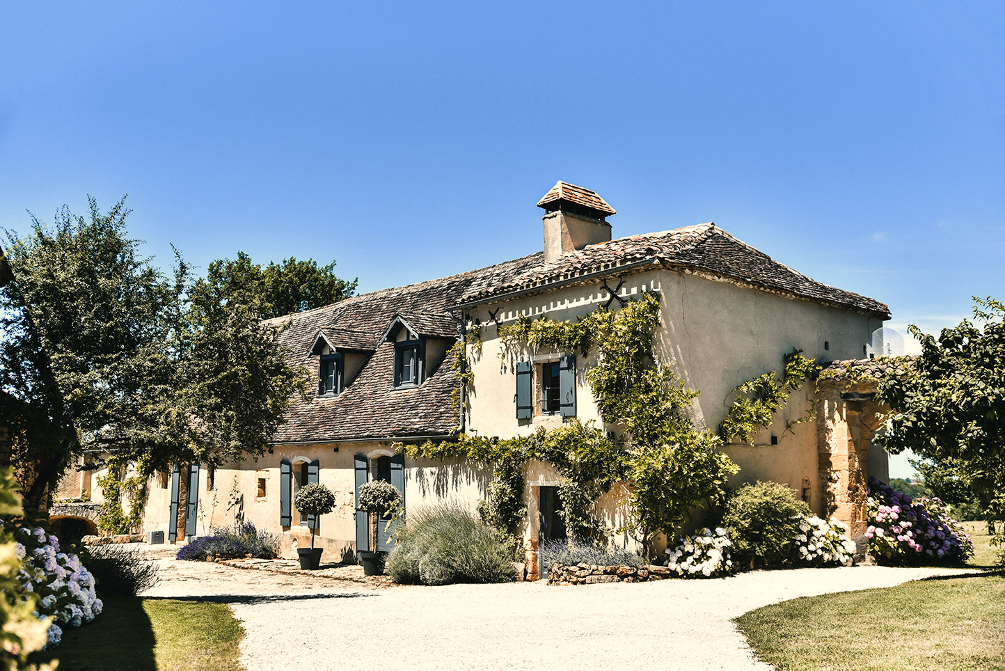 Mas Noisetier Dordogne: Spacious 6-Bedroom Apartment with Pool and Tennis Court, Dordogne